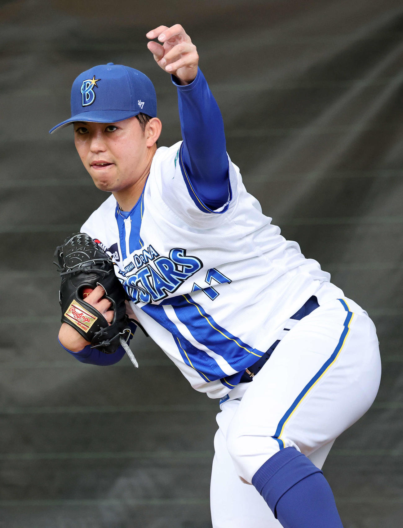 ブルペンで投球練習するDeNA東（撮影・鈴木正人）