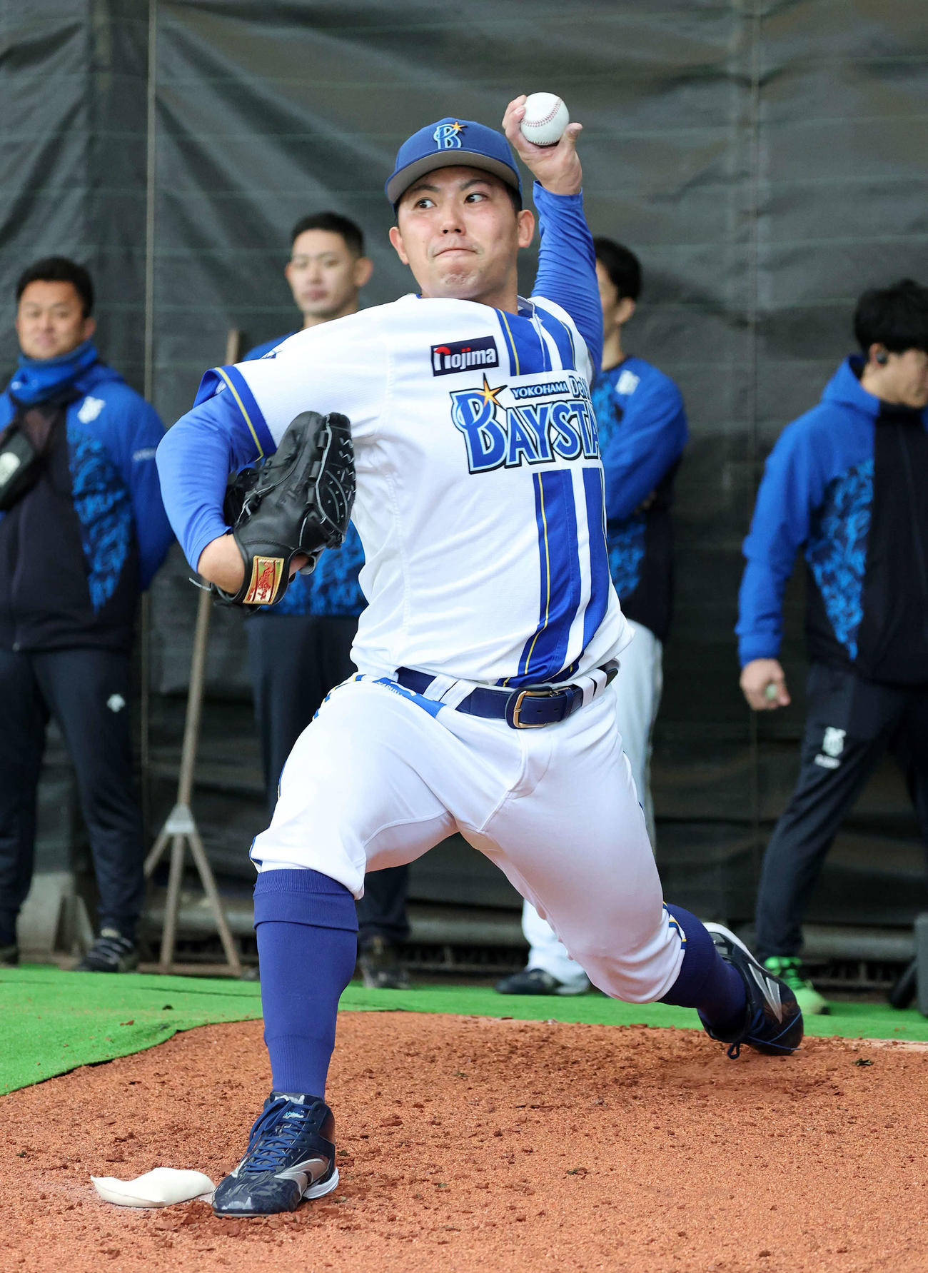 ブルペンで投球練習するDeNA東（撮影・鈴木正人）