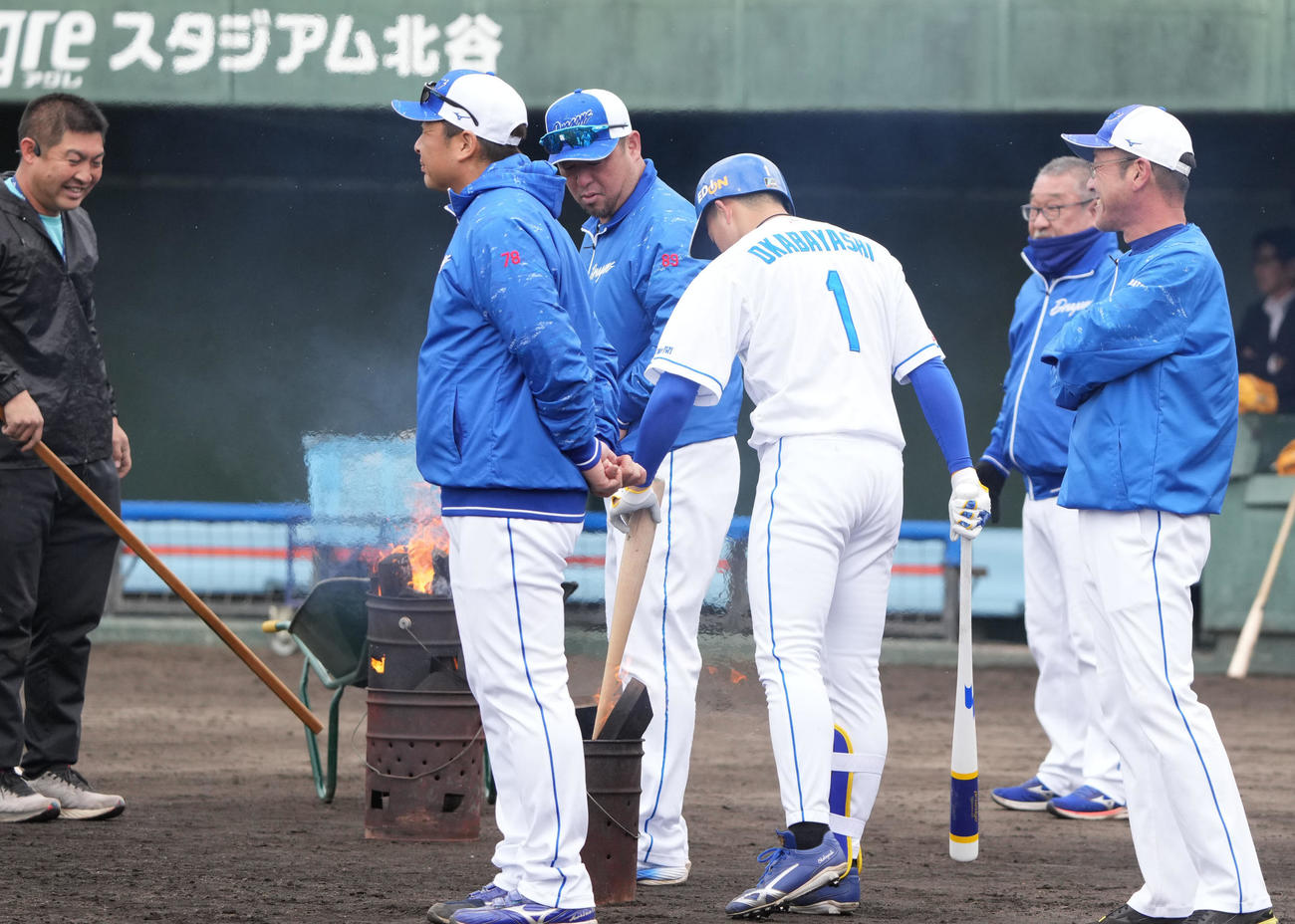 寒波が沖縄にも到来し折れたバットを突っ込みたき火を作る岡林（撮影・森本幸一）