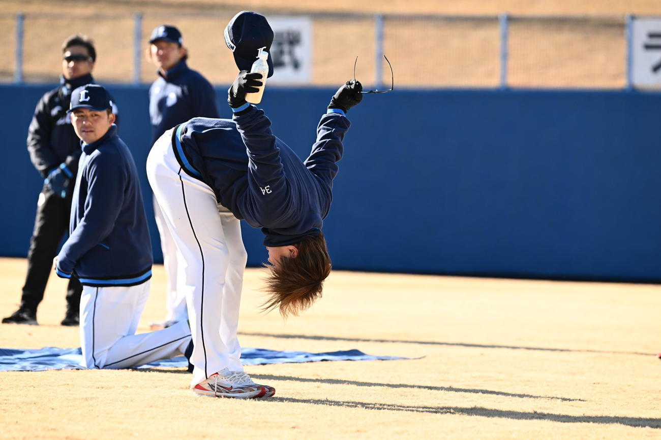 練習前に報道陣に深いお辞儀のあいさつをする西武甲斐野（撮影・滝沢徹郎）