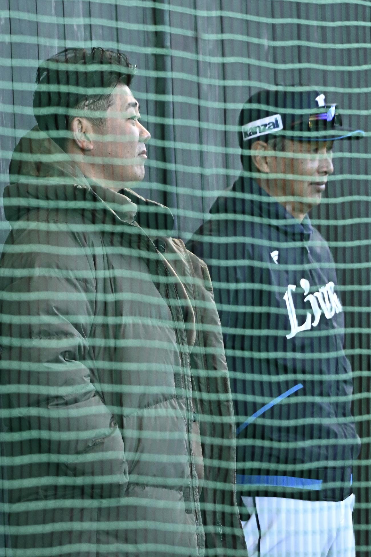 ブルペンを視察する松坂氏（左）と西武西口監督（撮影・滝沢徹郎）