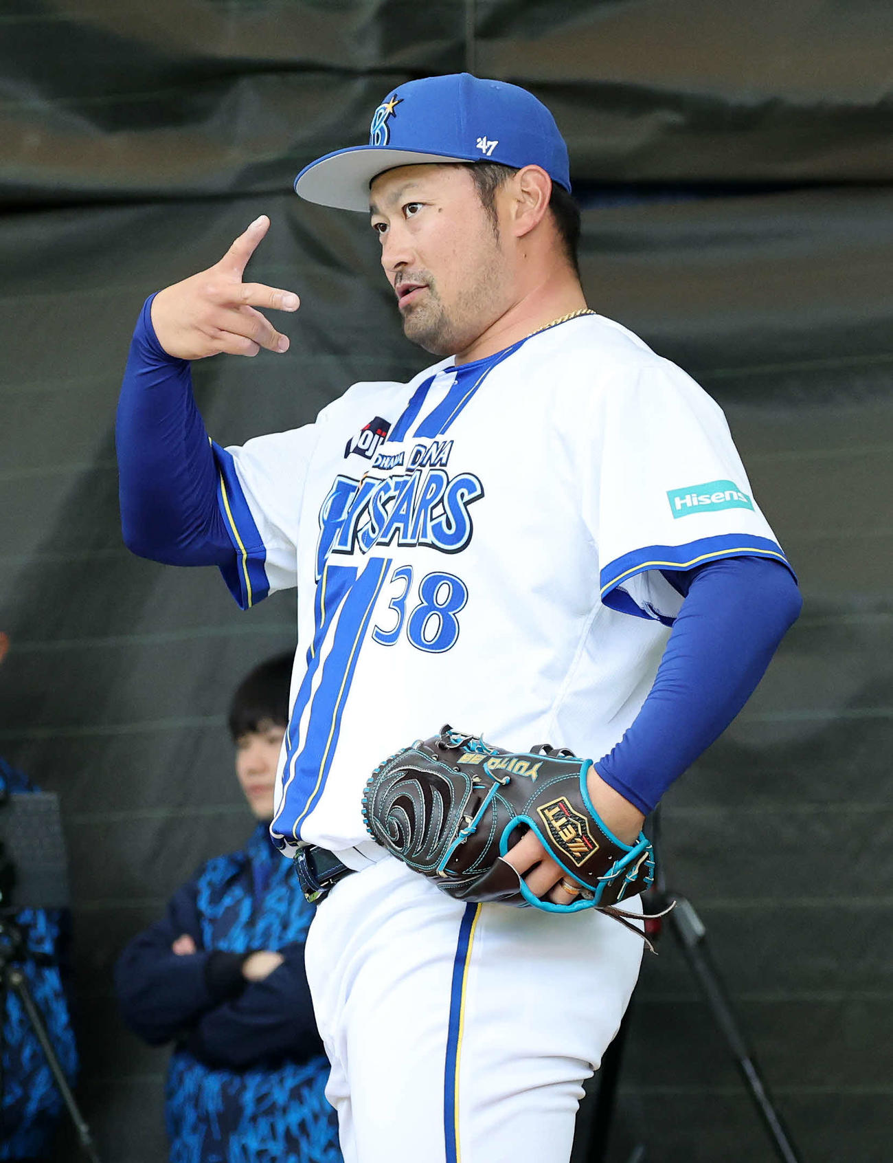ブルペンで投球練習するDeNA森唯（撮影・鈴木正人）