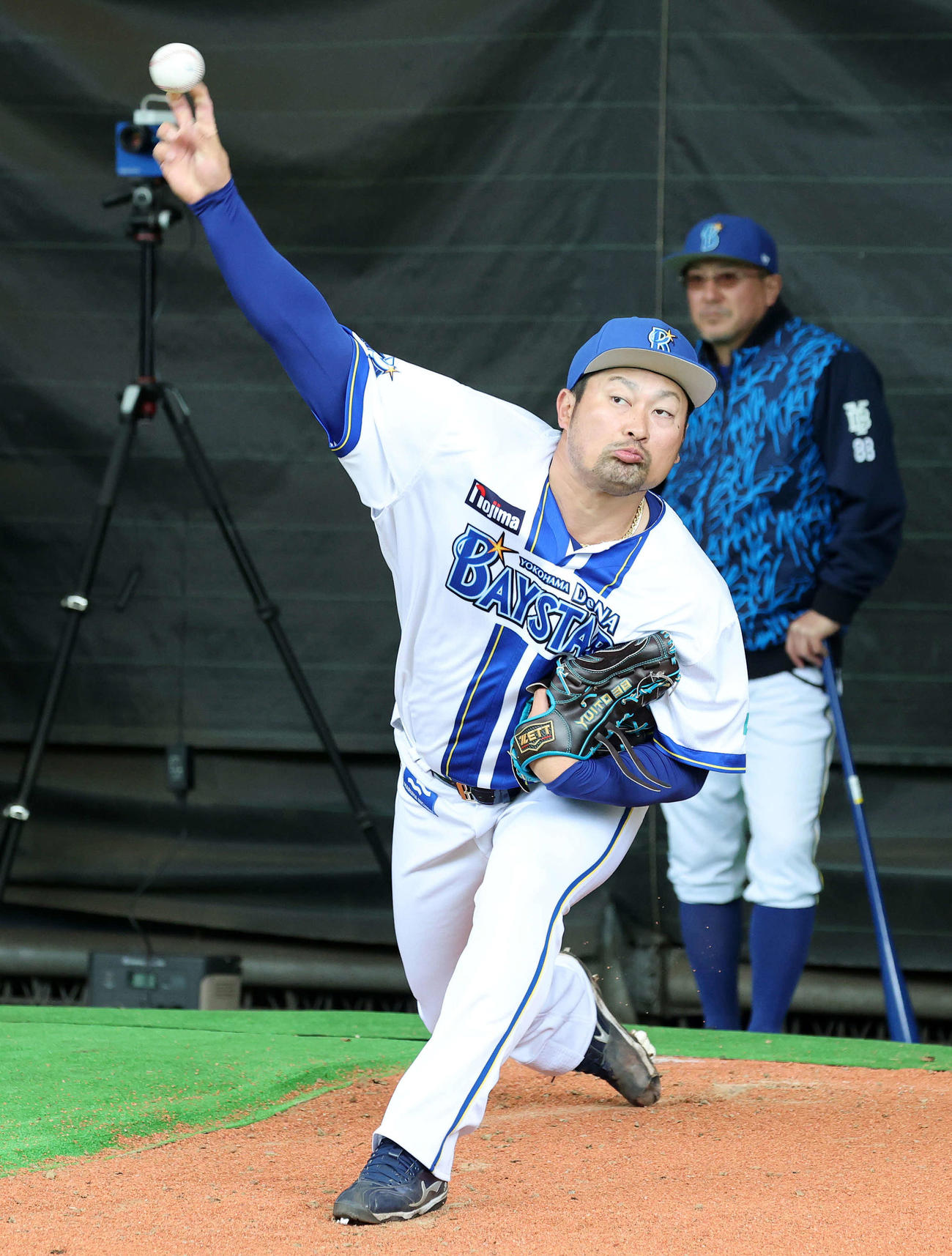 ブルペンで投球練習するDeNA森唯（撮影・鈴木正人）