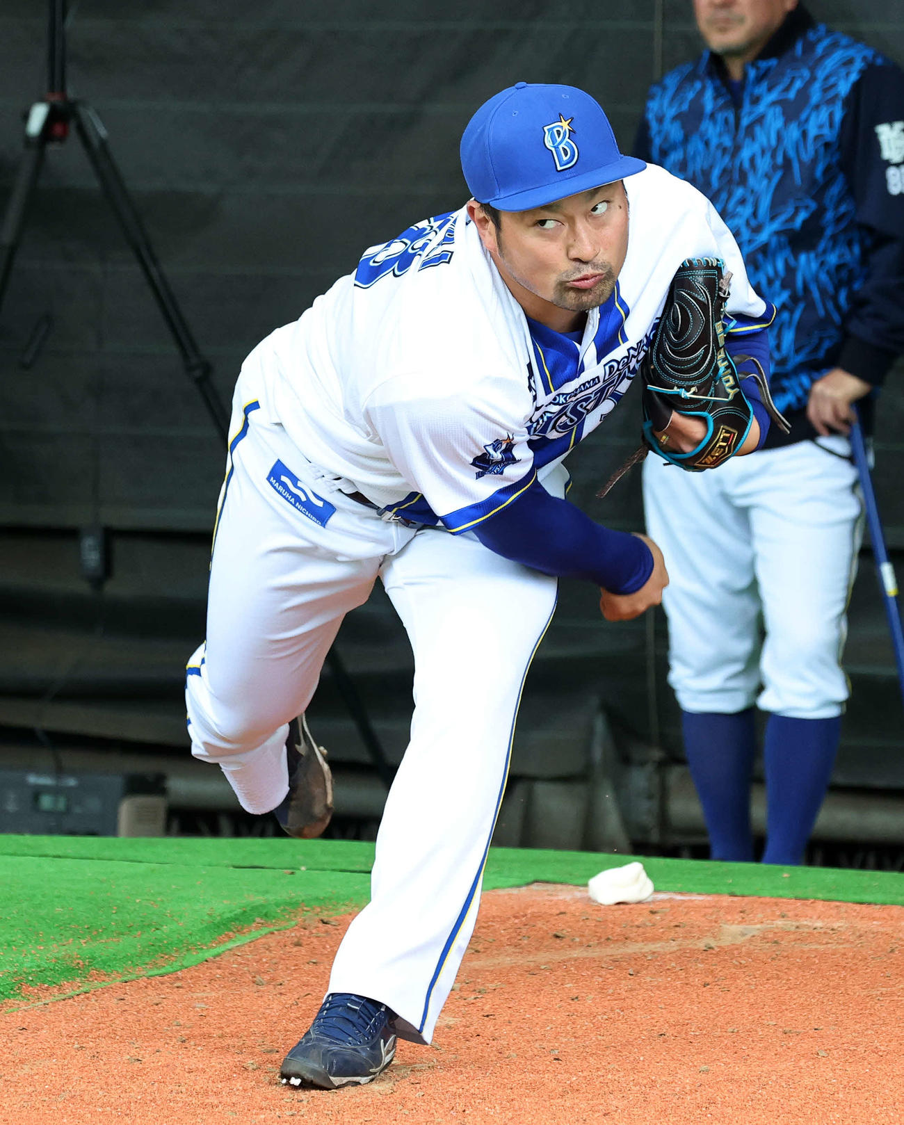 ブルペンで投球練習するDeNA森唯（撮影・鈴木正人）