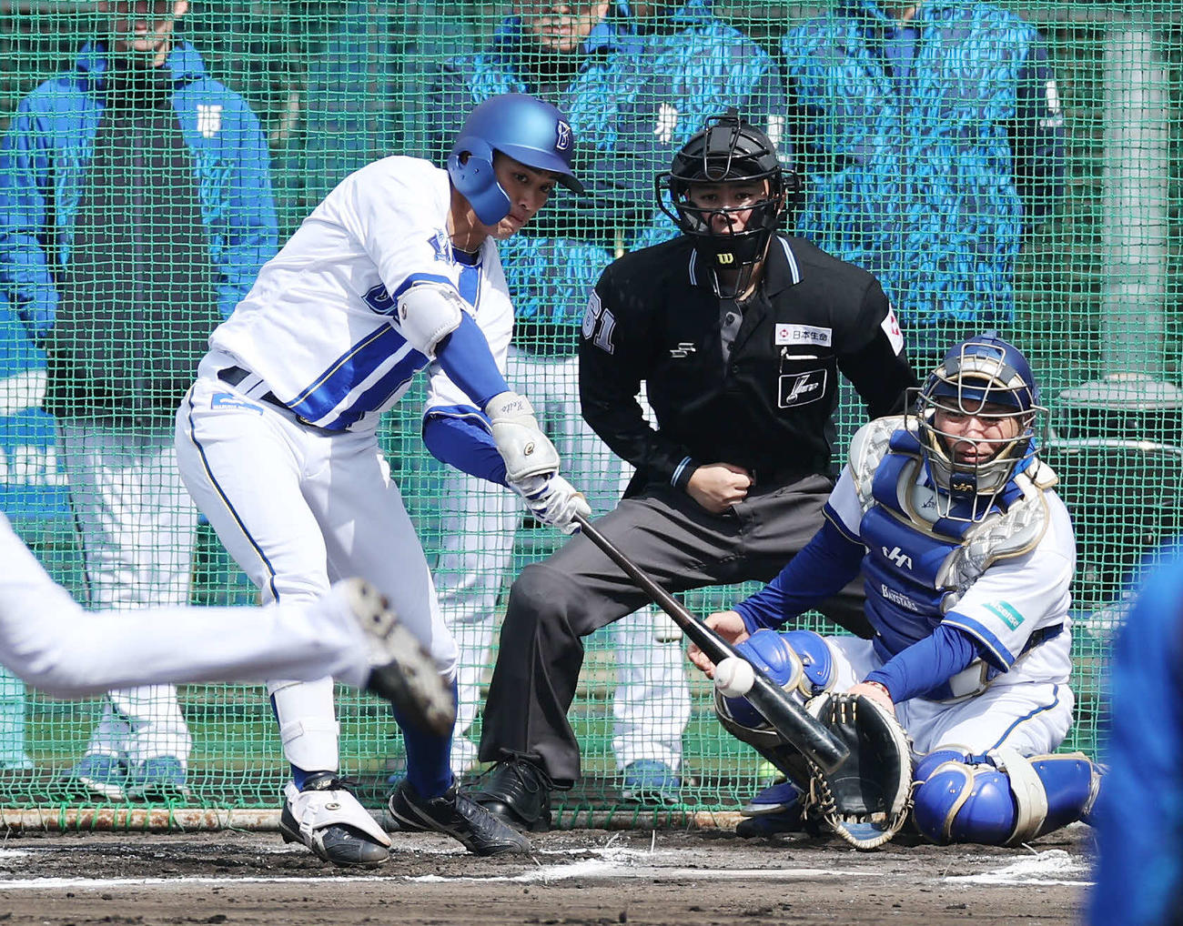 ライブバッティングで安打を放つDeNA森（撮影・鈴木正人）
