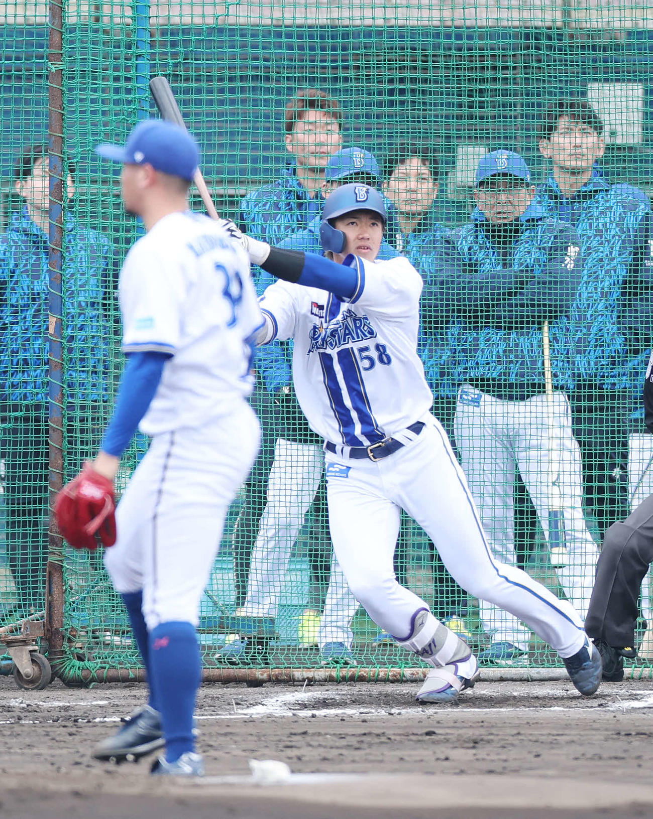 ライブバッティングで安打を放つDeNA梶原（撮影・鈴木正人）