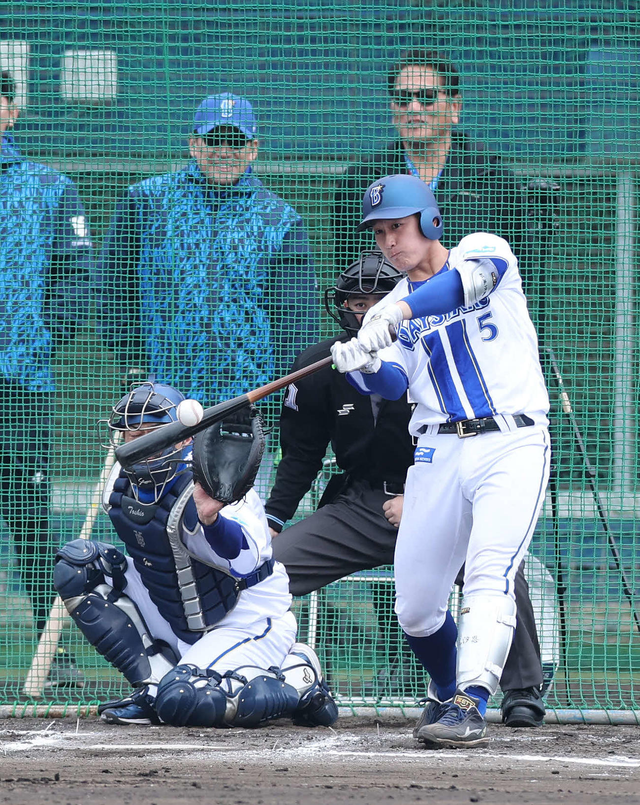 ライブバッティングでフェンス直撃打を放つDeNA松尾（撮影・鈴木正人）