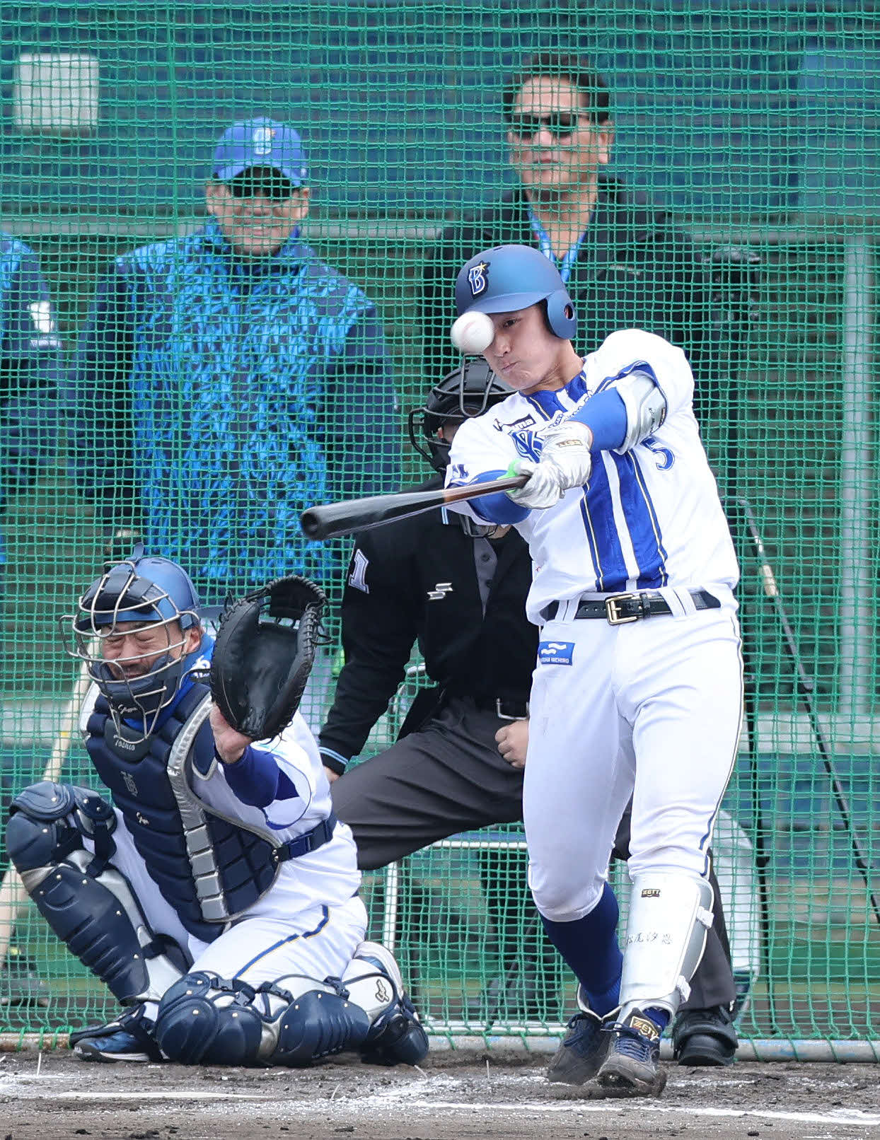 ライブバッティングでフェンス直撃打を放つDeNA松尾（撮影・鈴木正人）