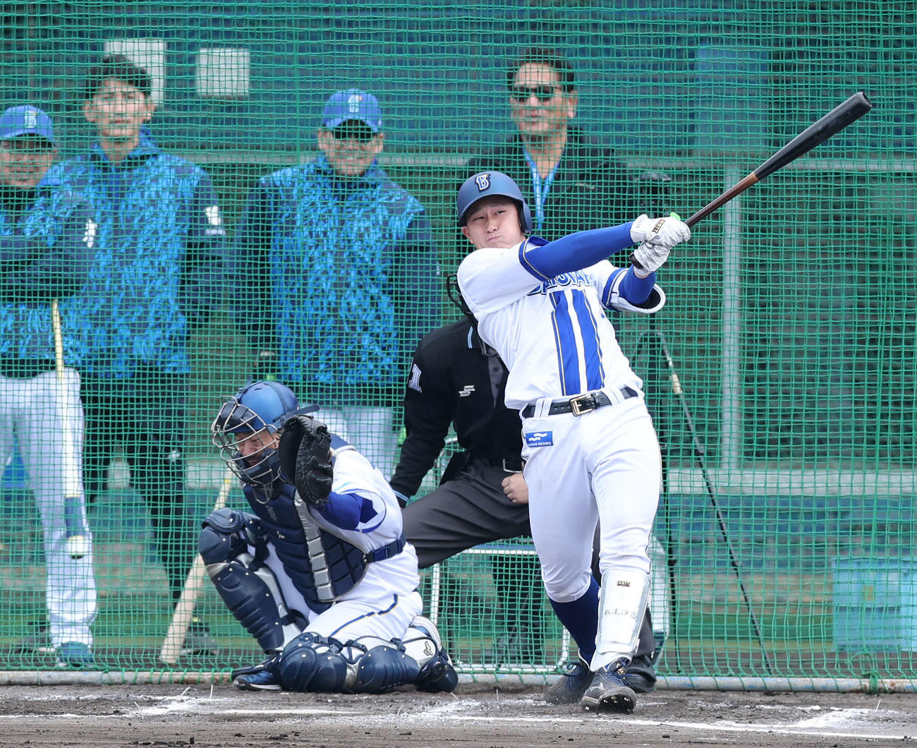 ライブバッティングでフェンス直撃打を放つDeNA松尾（撮影・鈴木正人）