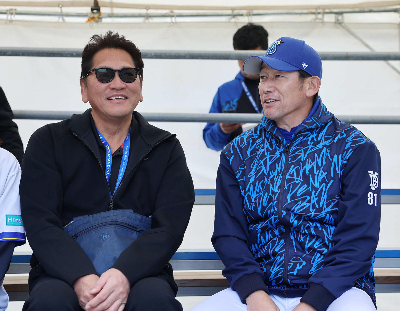 ブルペン横で話す佐々木氏（左）とDeNA三浦監督（撮影・鈴木正人）