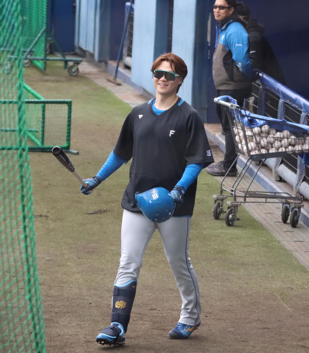 バットを持って笑顔でベンチから出てくる日本ハム山崎（撮影・永野高輔）