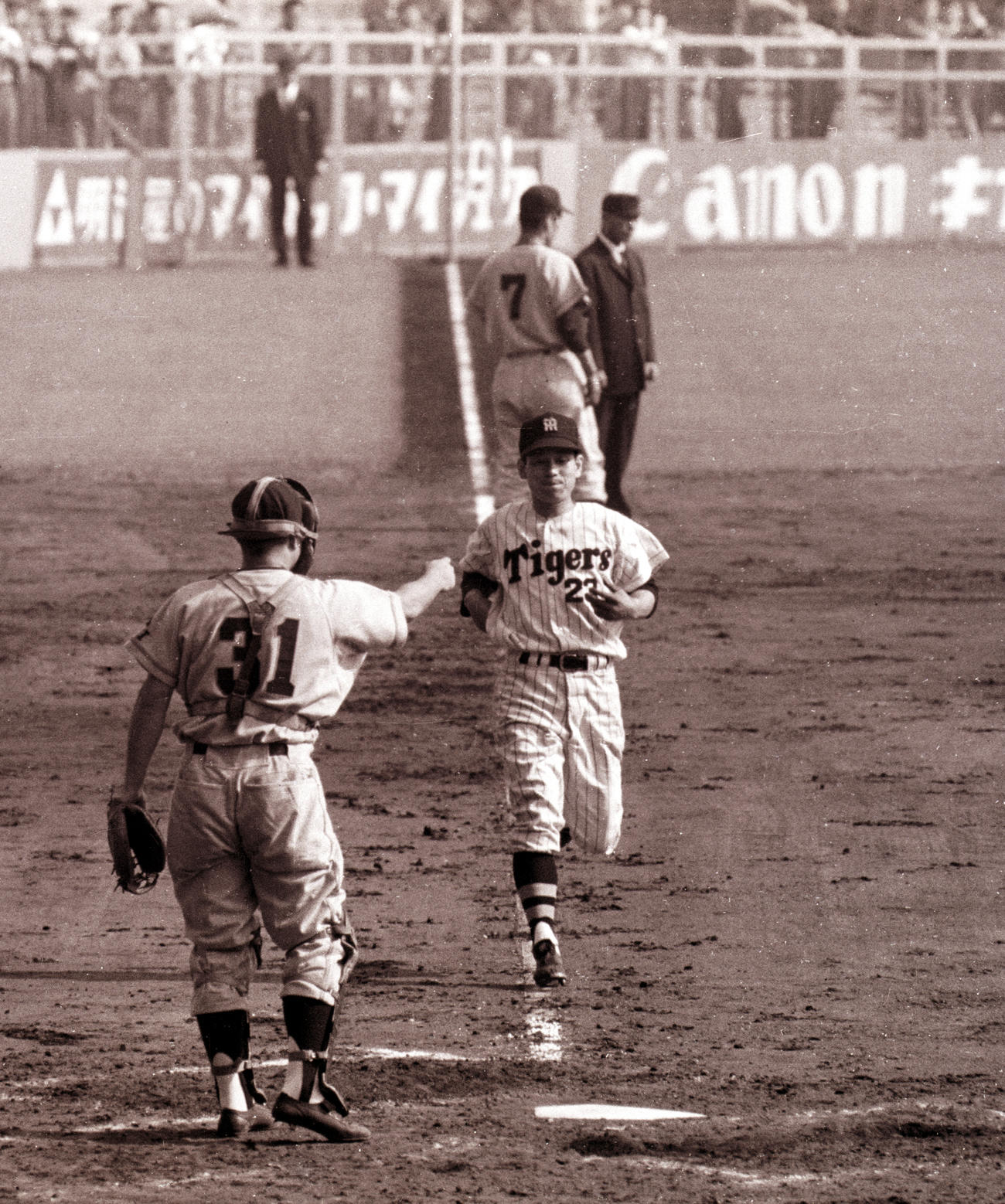 1962年10月、日本シリーズ・第1戦　阪神対東映　3回裏、生還する阪神・吉田義男さん