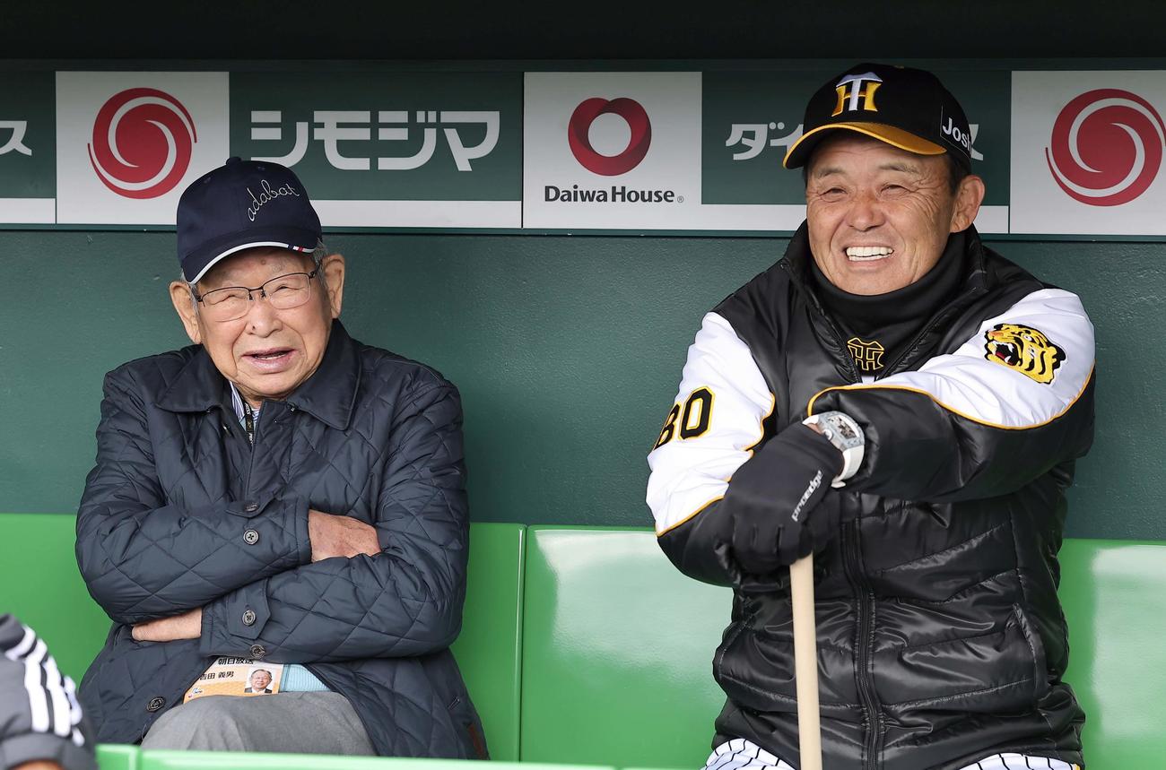 2024年3月、岡田彰布監督（右）と談笑する吉田義男さん
