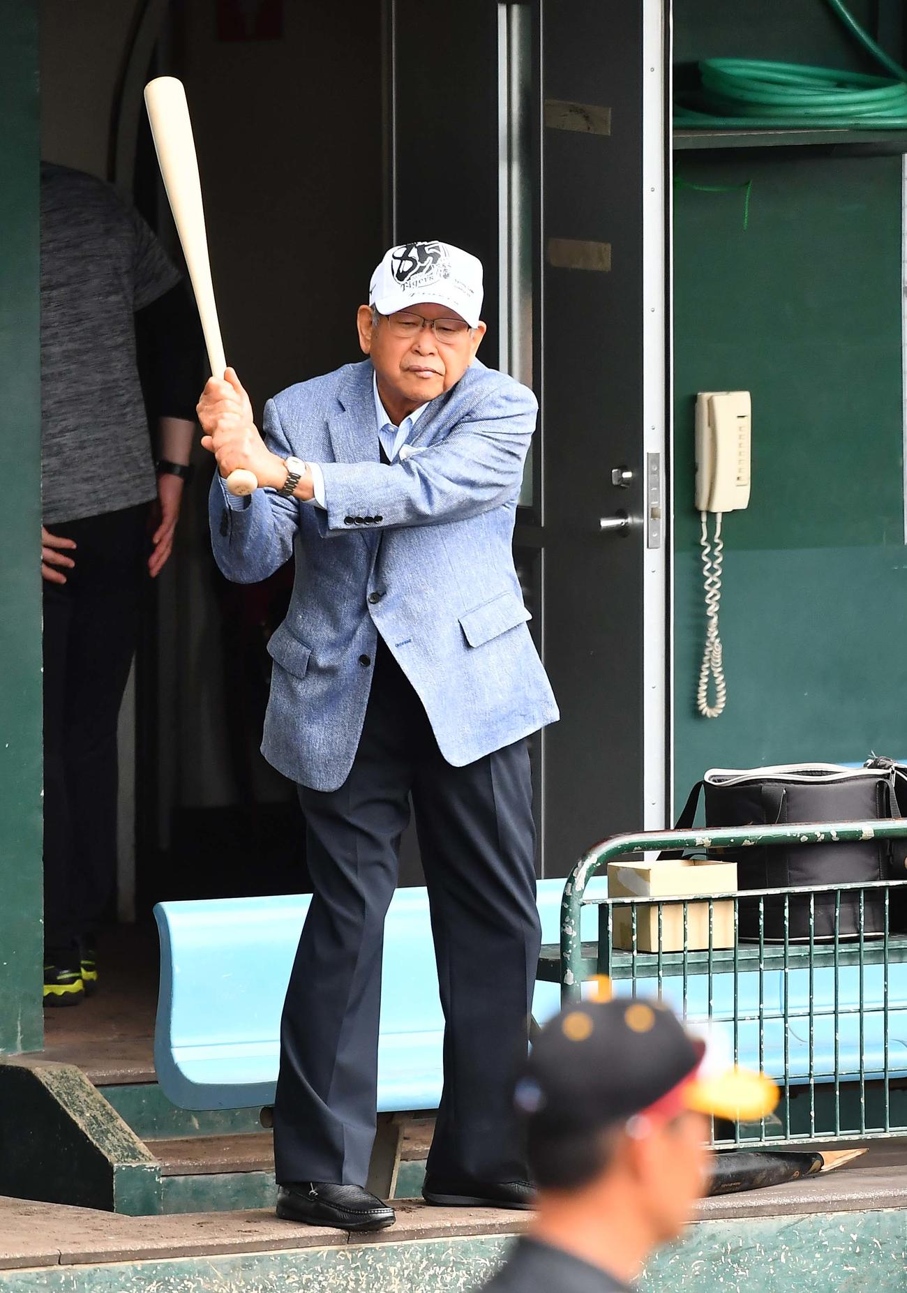 2020年2月、阪神キャンプを視察しベンチ前でバットを構える吉田義男さん