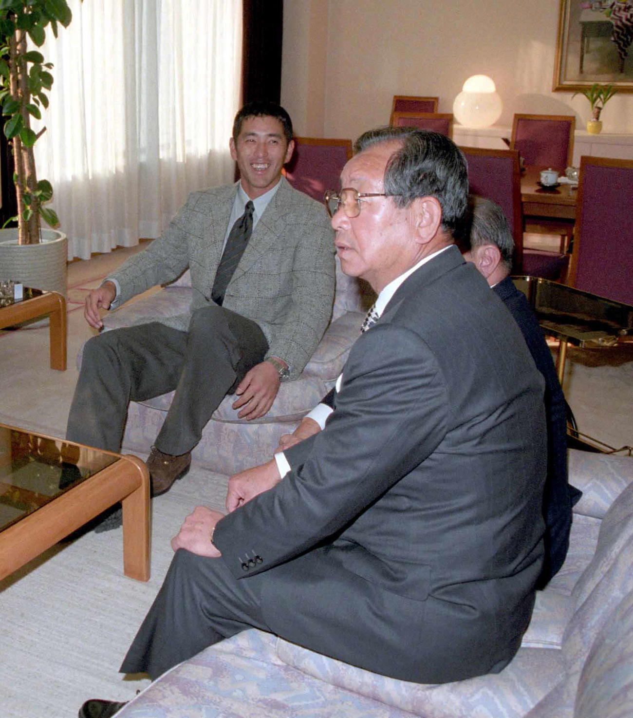 96年11月、清原和博（左）とFA交渉を行った阪神吉田義男監督