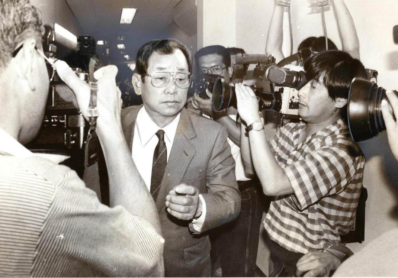 87年シーズン、阪神は2年前の優勝から一気に最下位に沈んだ。記者に囲まれる阪神吉田義男監督