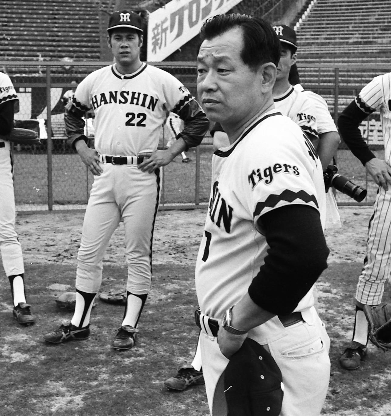 77年、阪神ナインの中心で話す吉田義男監督。左は田淵幸