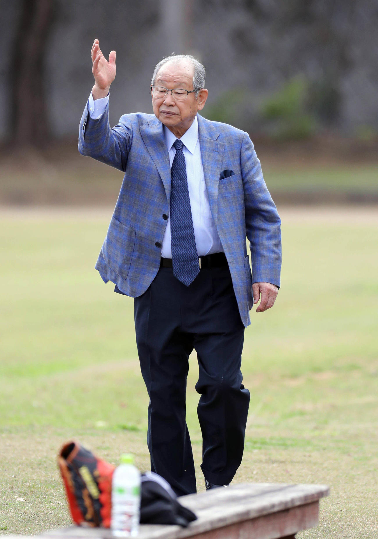 2017年2月、キャンプ練習を見つめる吉田義男さん