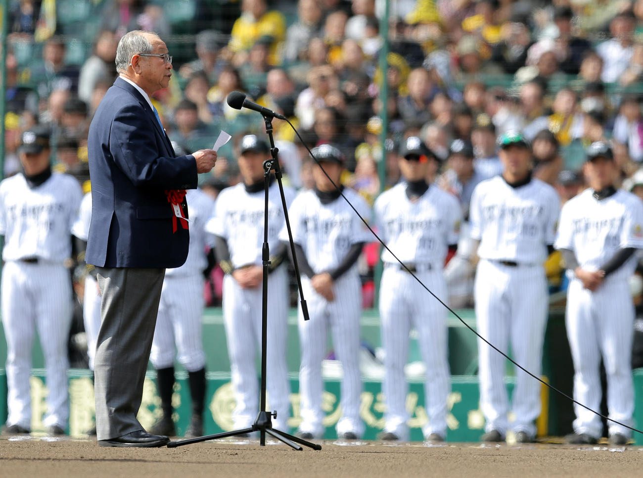 2015年3月、阪神対巨人オープン戦　セレモニーであいさつする吉田義男さん