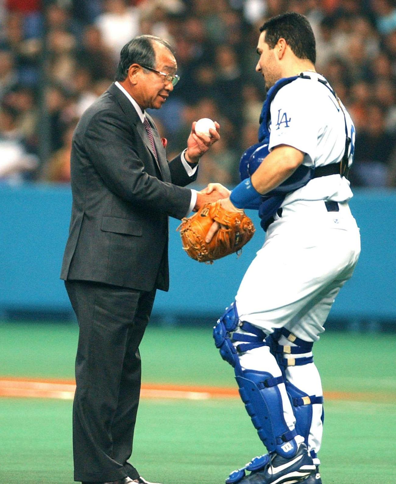 2002年11月、日米野球第3戦　始球式を終え、ドジャースのポール・ロデューカと握手する吉田義男さん（左）