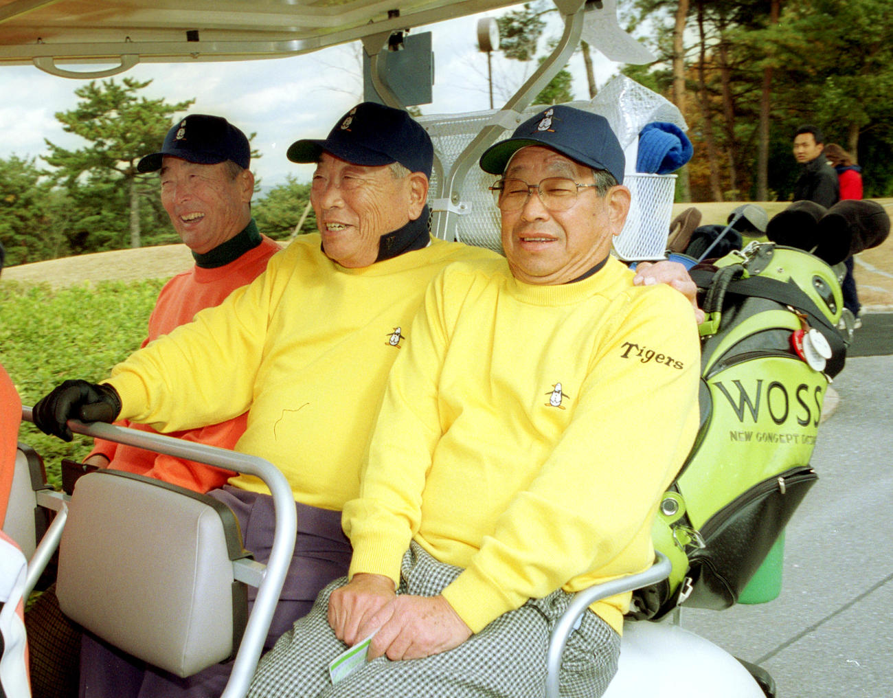 2001年11月、ゴルフ巨人対阪神戦に出場した（左から）巨人OB金田正一さん、阪神OB田宮謙次郎さんと吉田義男さん