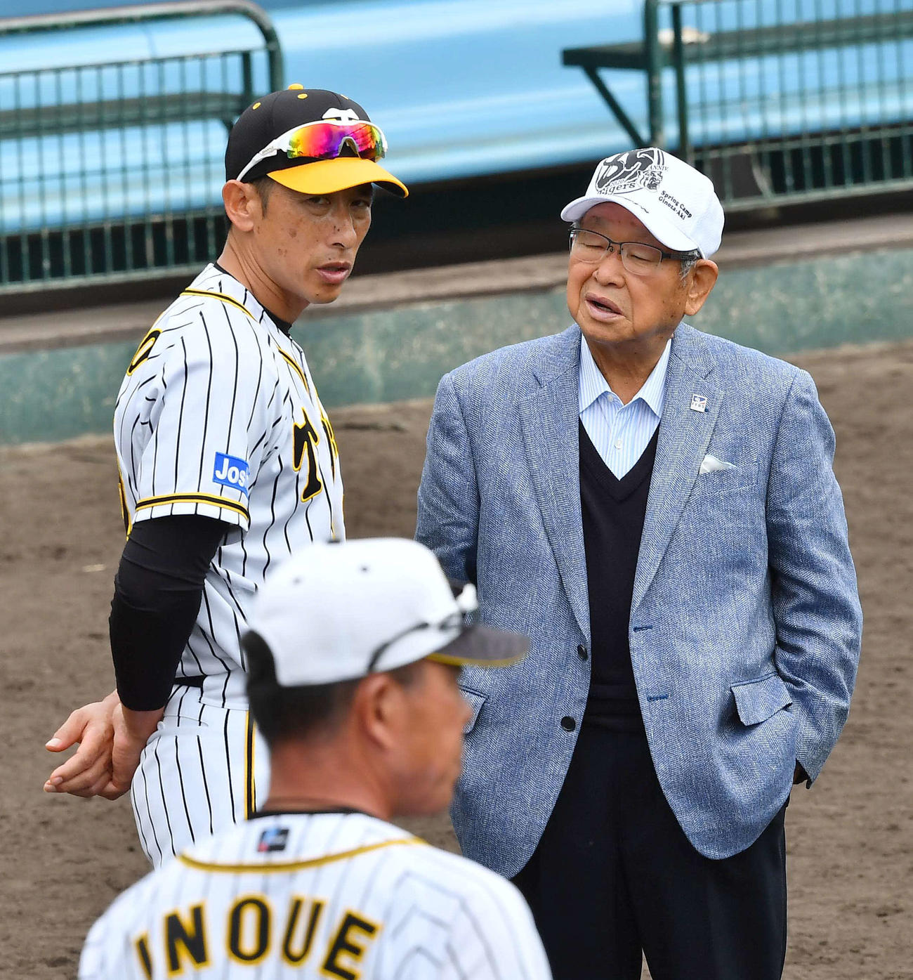 2020年2月、矢野燿大監督（左）と話す本誌評論家の吉田義男さん