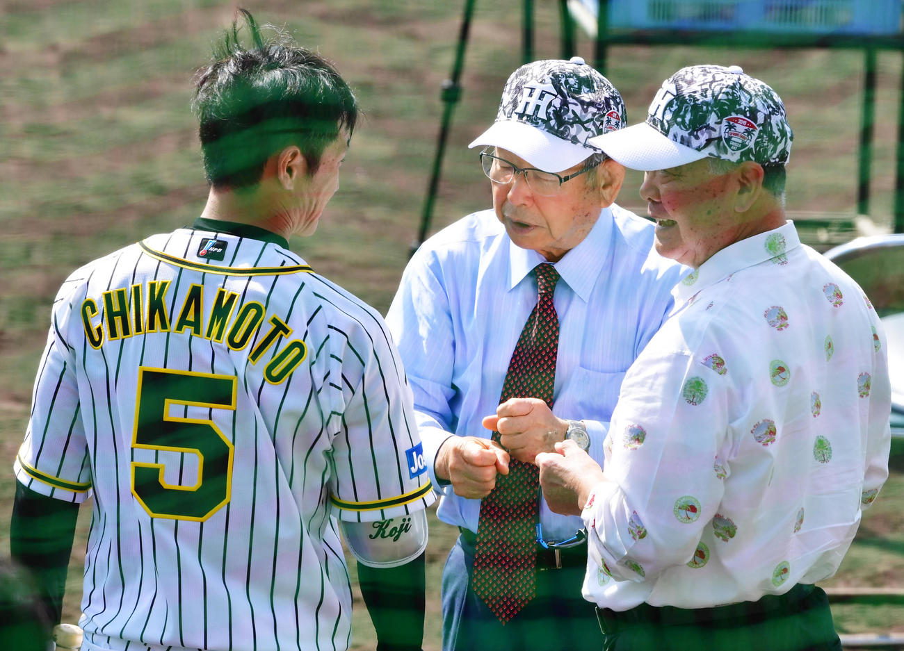 2019年2月、近本光司（左）にアドバイスする福本豊氏（右）と吉田義男さん