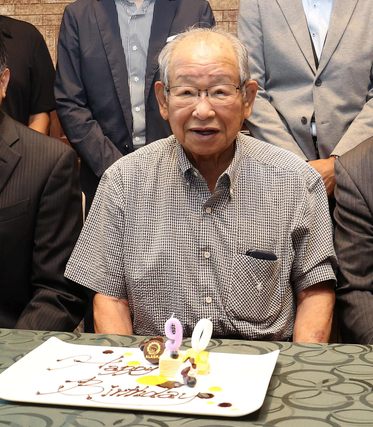 2023年7月、誕生日のお祝いで記念写真に納まる吉田義男さん