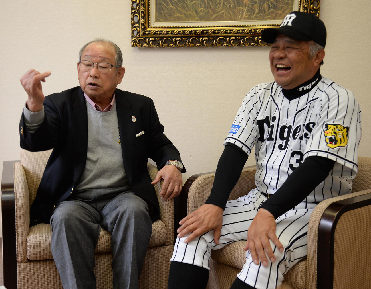 2016年3月、対談する吉田義男さん（左）と掛布雅之2軍監督