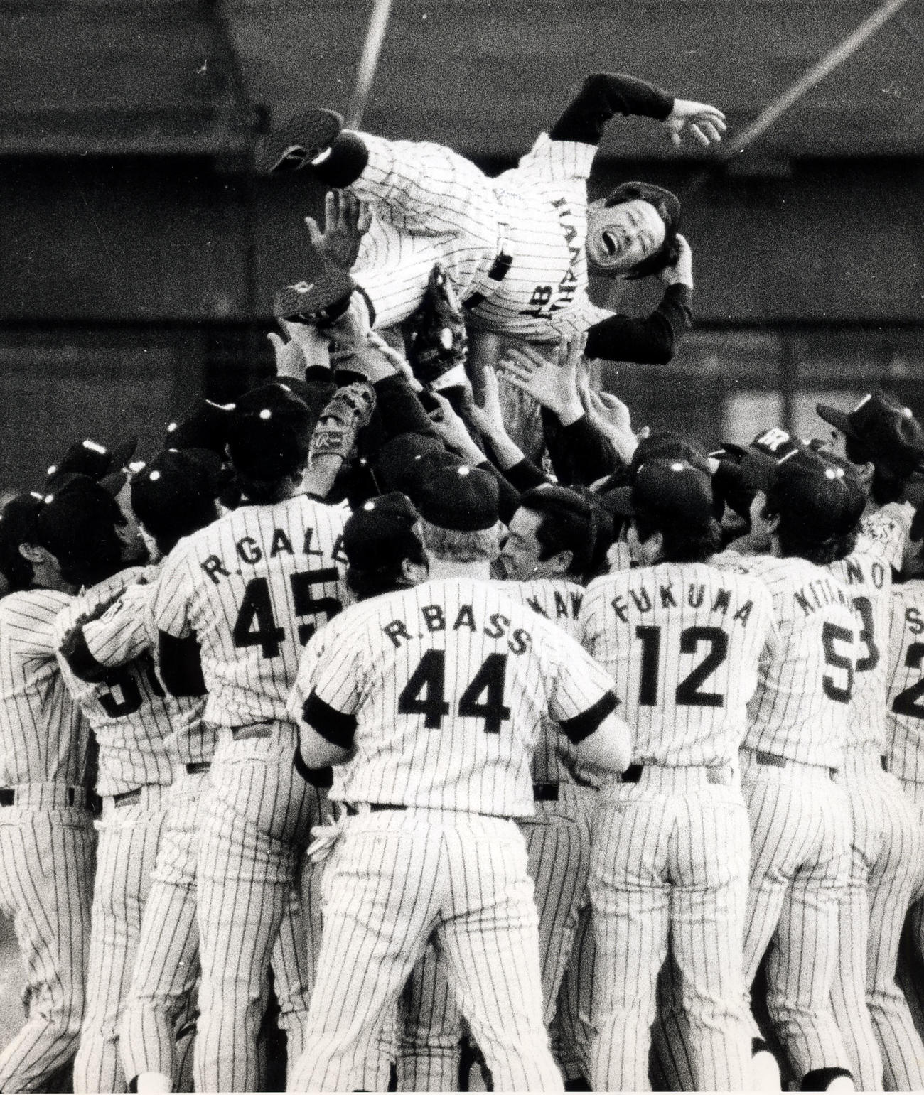 西武を破り日本一となった阪神吉田監督は選手に胴上げされる（1985年11月撮影）