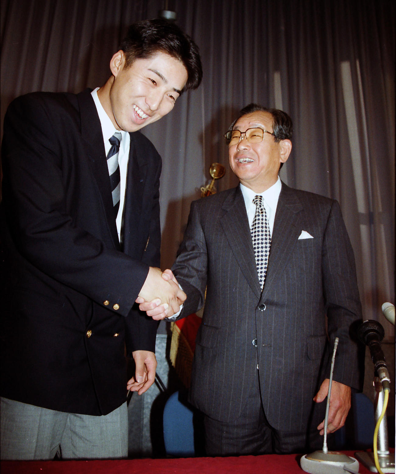 1996年11月、ドラフト1位指名の東洋大・今岡誠と握手する吉田義男監督