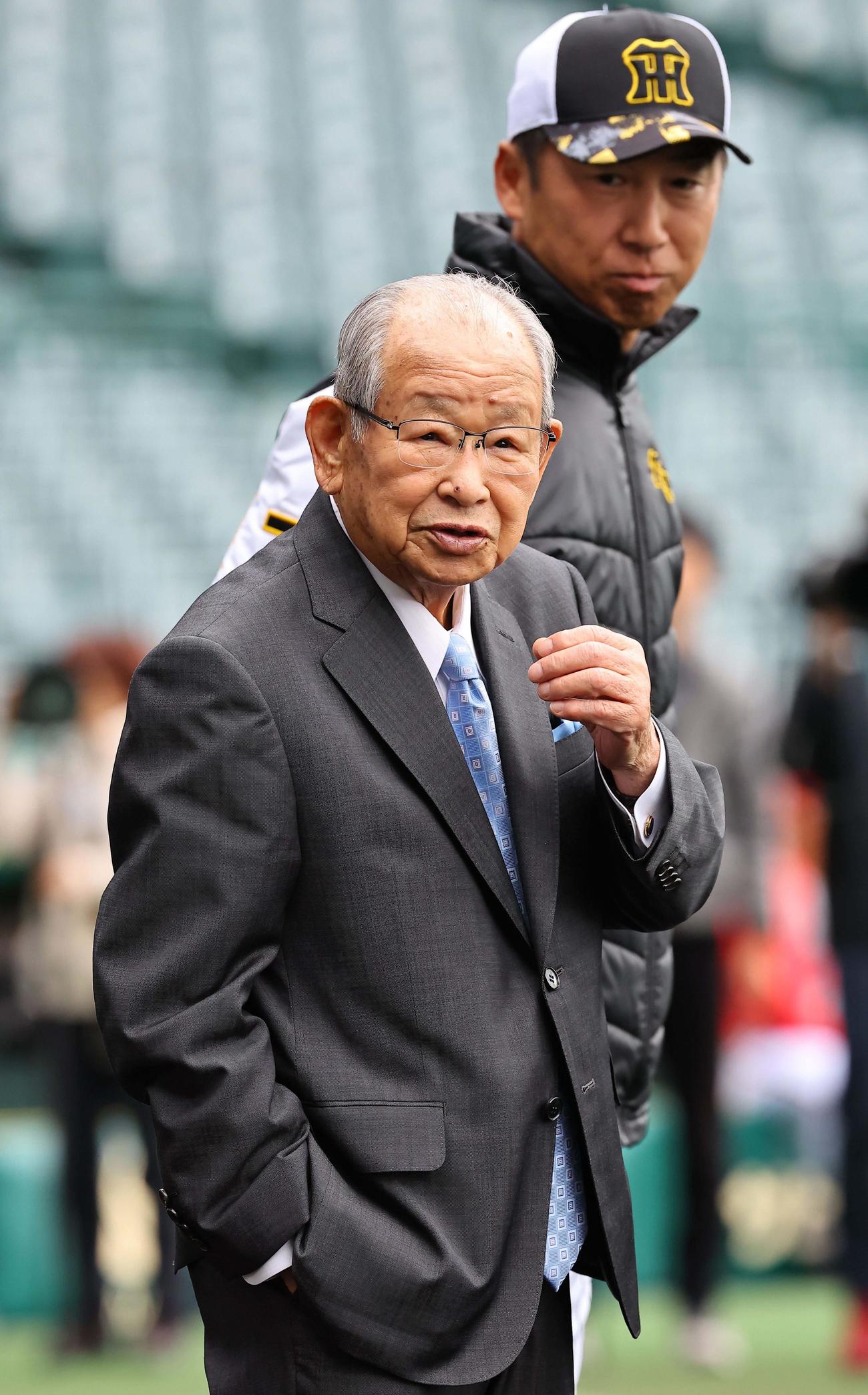 2024年4月、練習を見守る吉田義男さん（手前）と今岡真訪コーチ