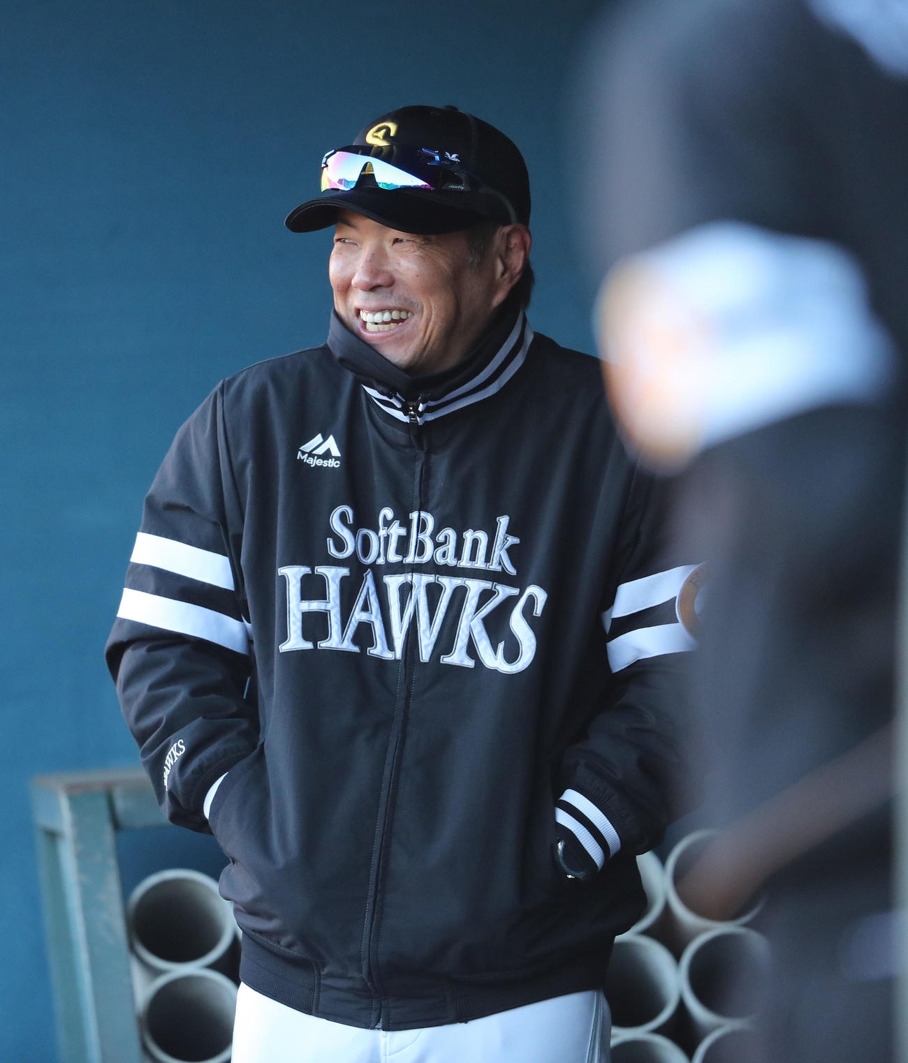 ベンチで笑顔を見せる小久保監督（撮影・梅根麻紀）