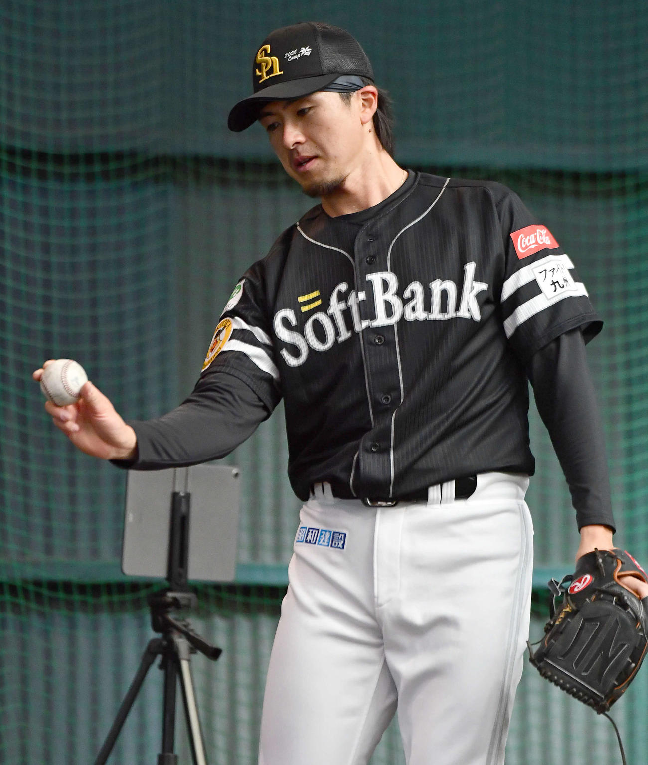 ブルペンでスライダーの握りを見せるソフトバンク上沢（撮影・岩下翔太）