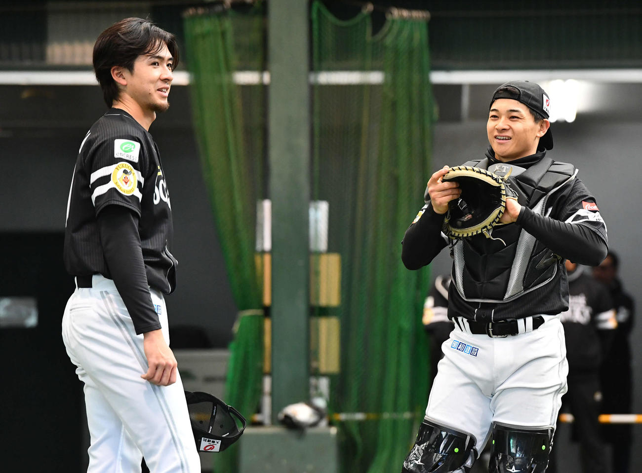 ブルペンでの投球を終え、谷川原（右）と笑顔で話すソフトバンク上沢（撮影・岩下翔太）