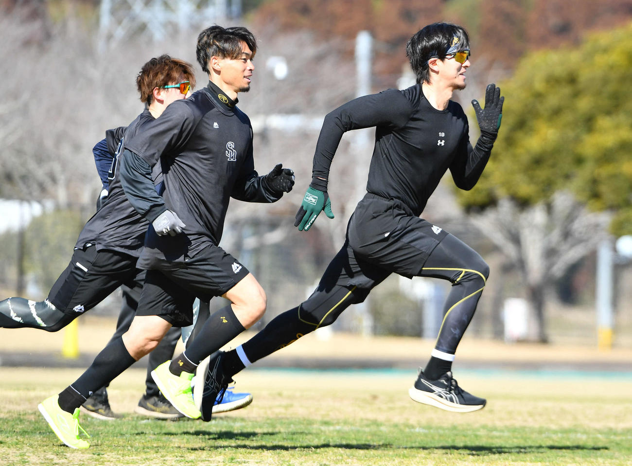 400メートル走を行う、右からソフトバンク上沢、又吉、木村光（撮影・岩下翔太）