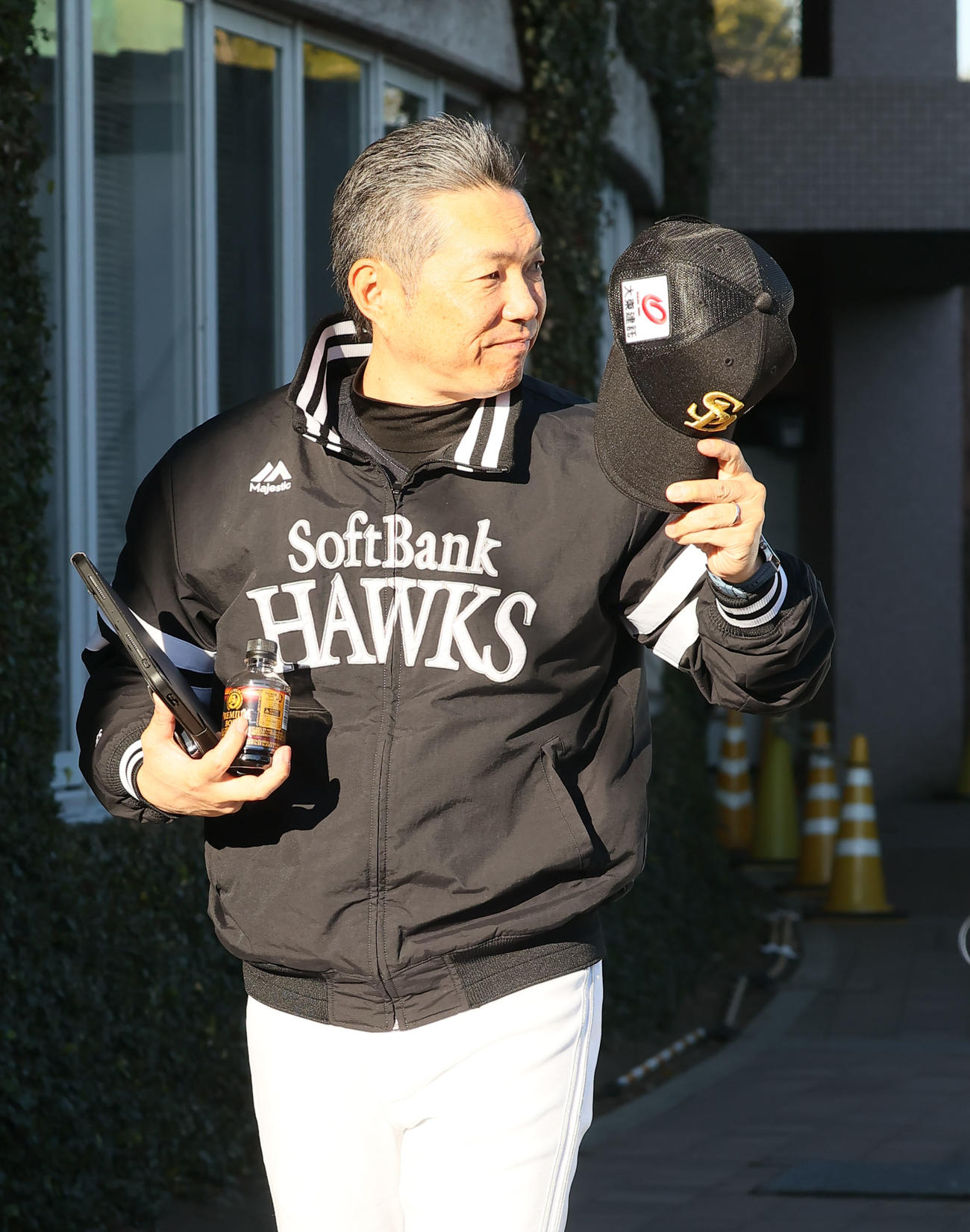 球場入りする小久保監督、ファンに笑顔を向ける（撮影・梅根麻紀）