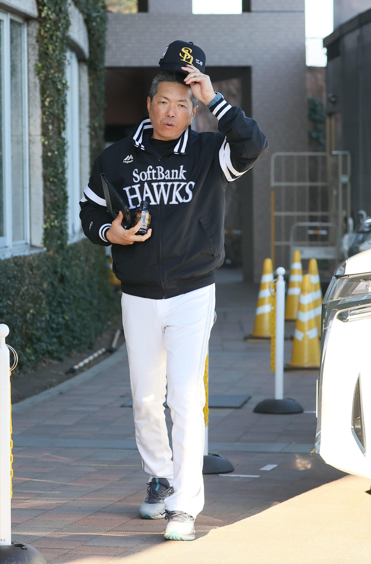 球場入りする小久保監督（撮影・梅根麻紀）
