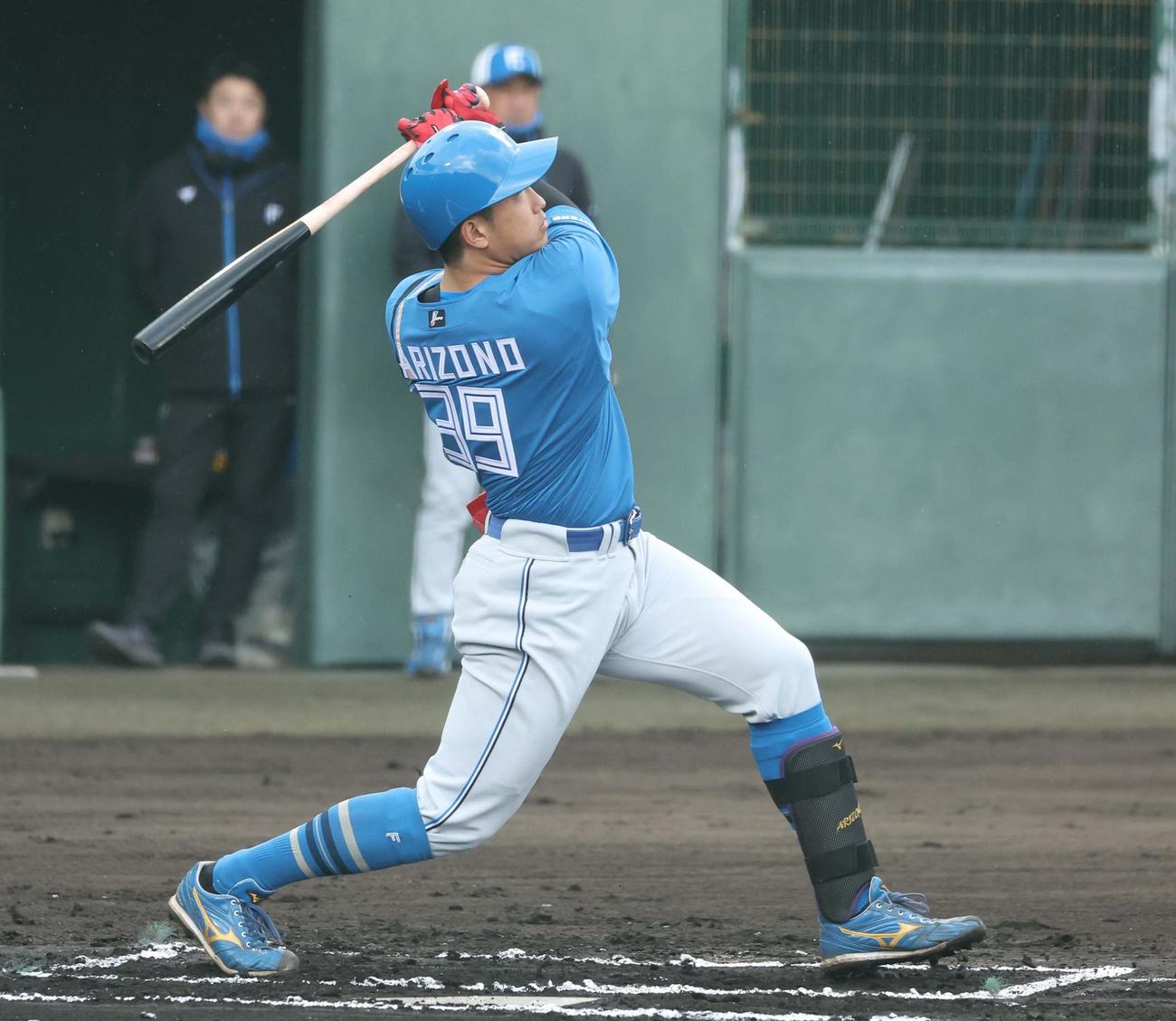 日本ハム紅白戦　4回、左中間に本塁打を放つ有薗（撮影・黒川智章）