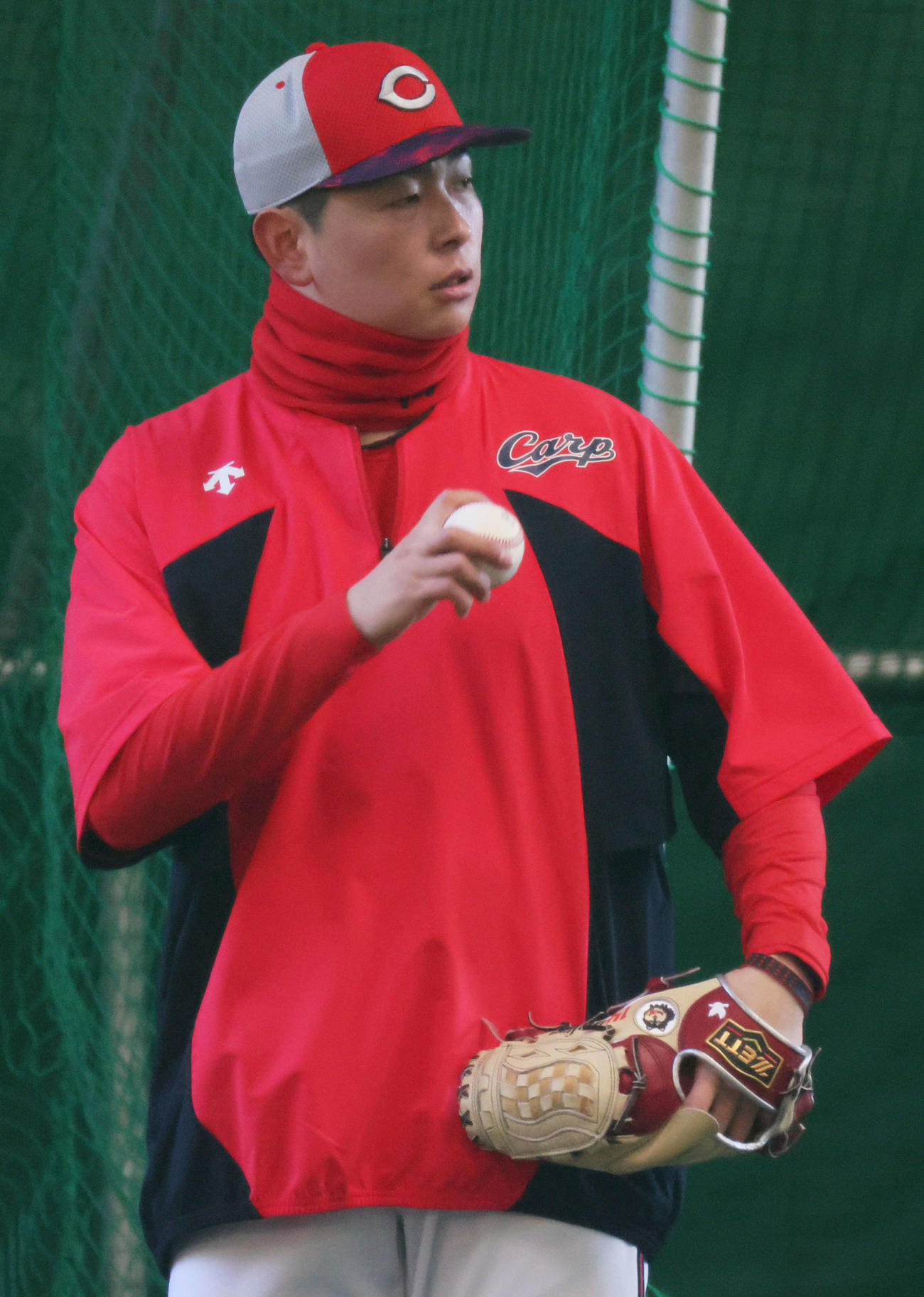 キャッチボールでフォークボールを試す広島大瀬良（撮影・加藤孝規）