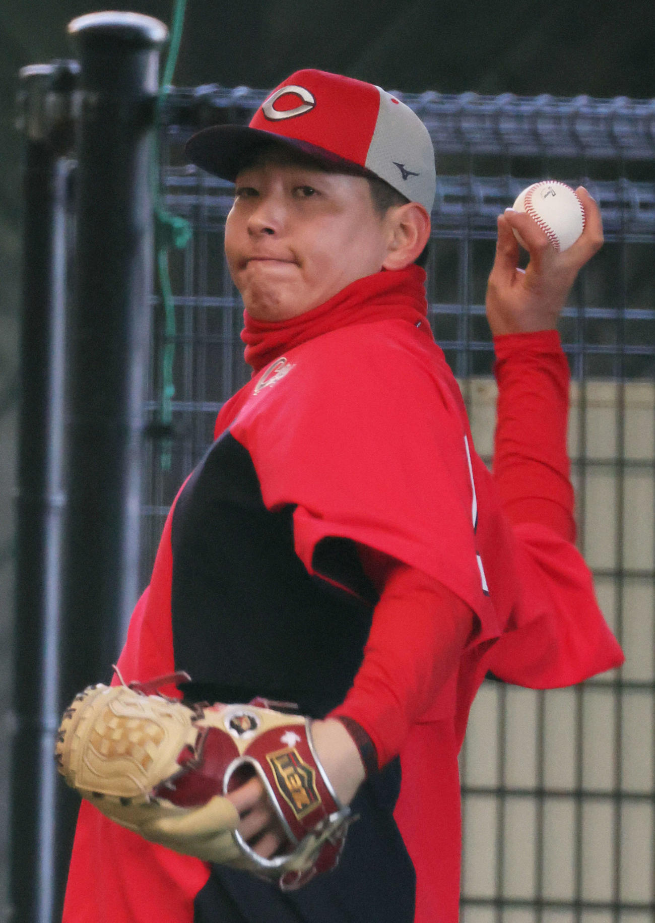 キャッチボールでフォークボールを試す広島大瀬良（撮影・加藤孝規）