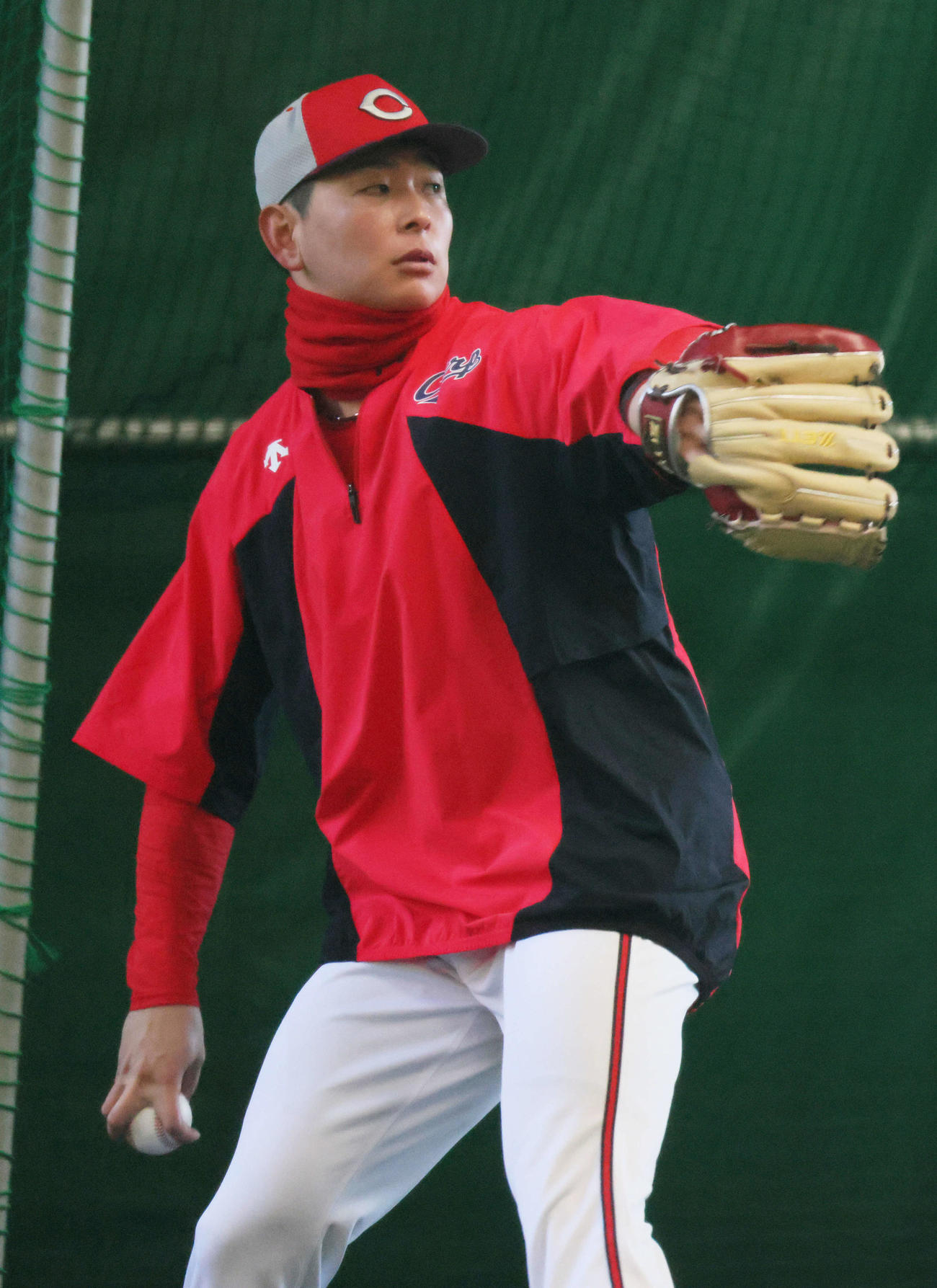 キャッチボールでフォークボールを試す広島大瀬良（撮影・加藤孝規）