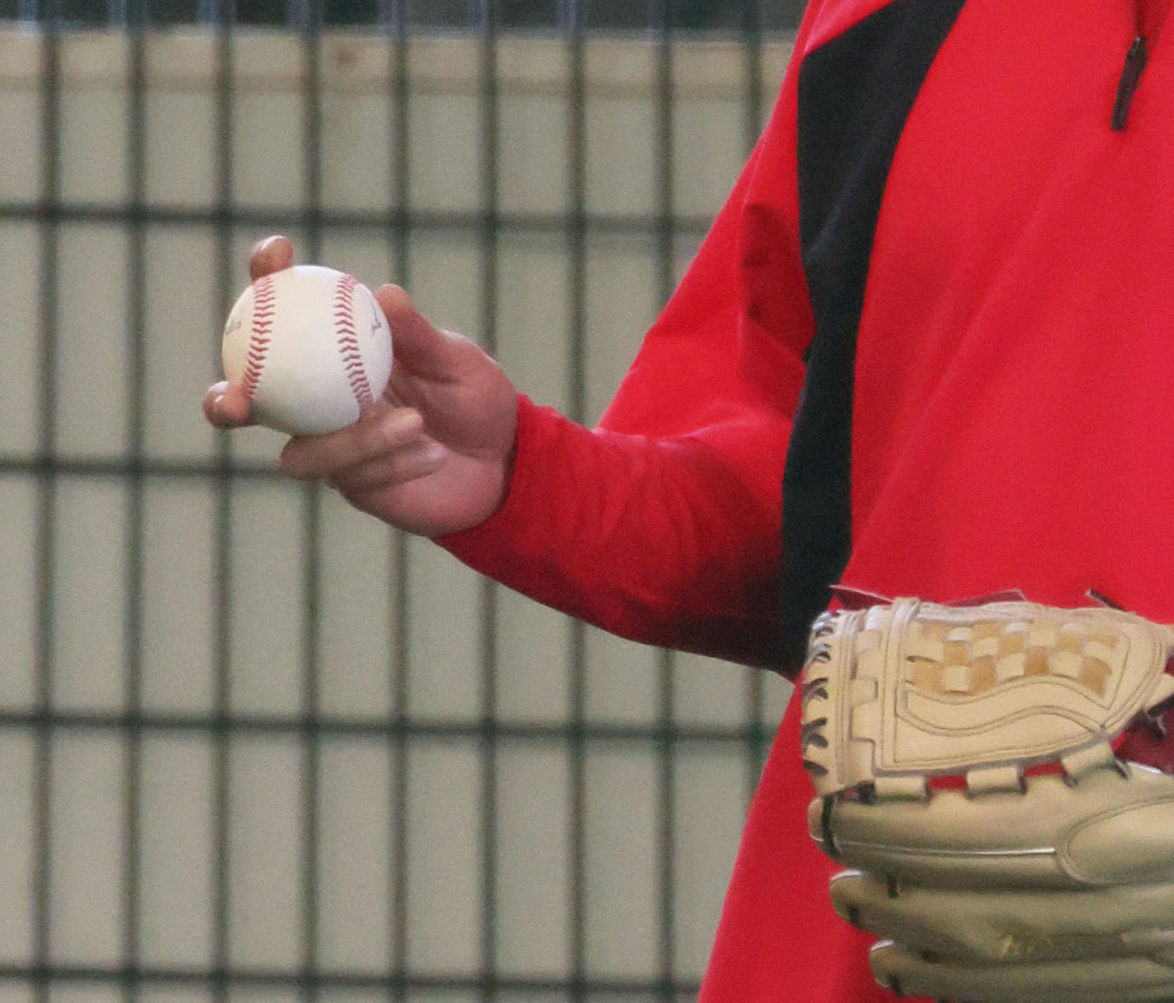 キャッチボールでフォークボールを試す広島大瀬良（撮影・加藤孝規）