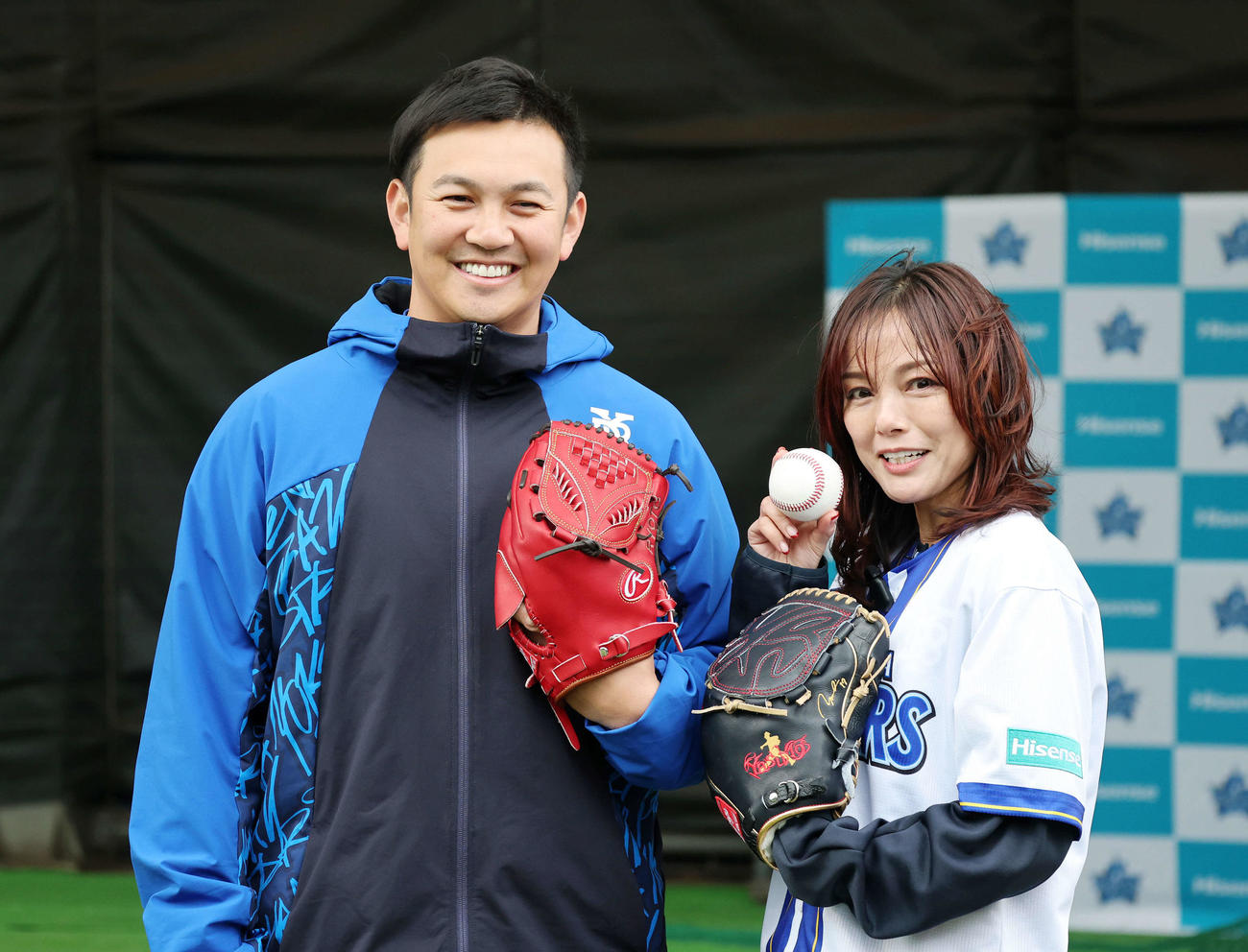 笑顔で写真に納まるDeNA山崎（左）と相川七瀬（撮影・鈴木正人）