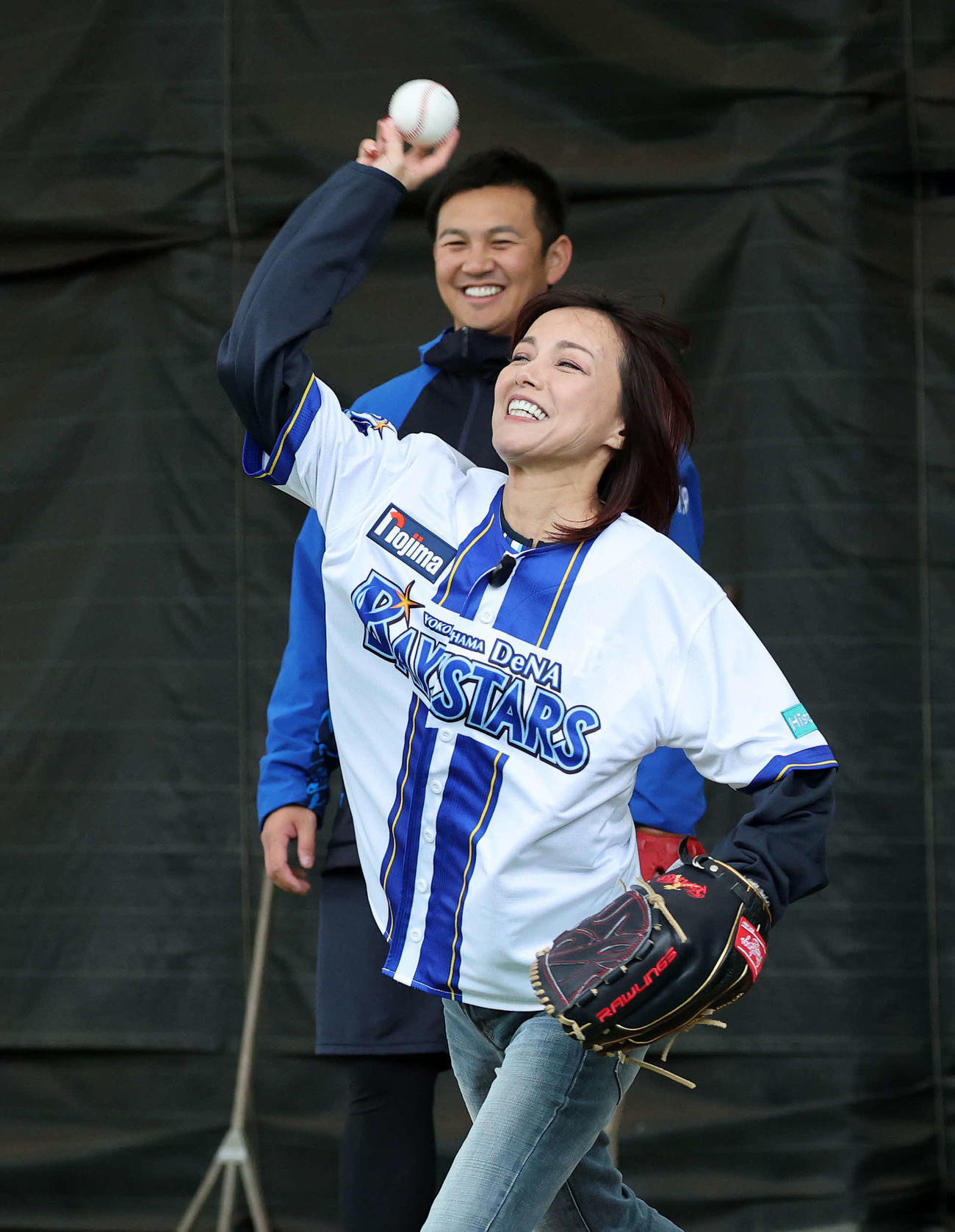 DeNA山崎（後方）の指導で投球練習する相川七瀬（撮影・鈴木正人）