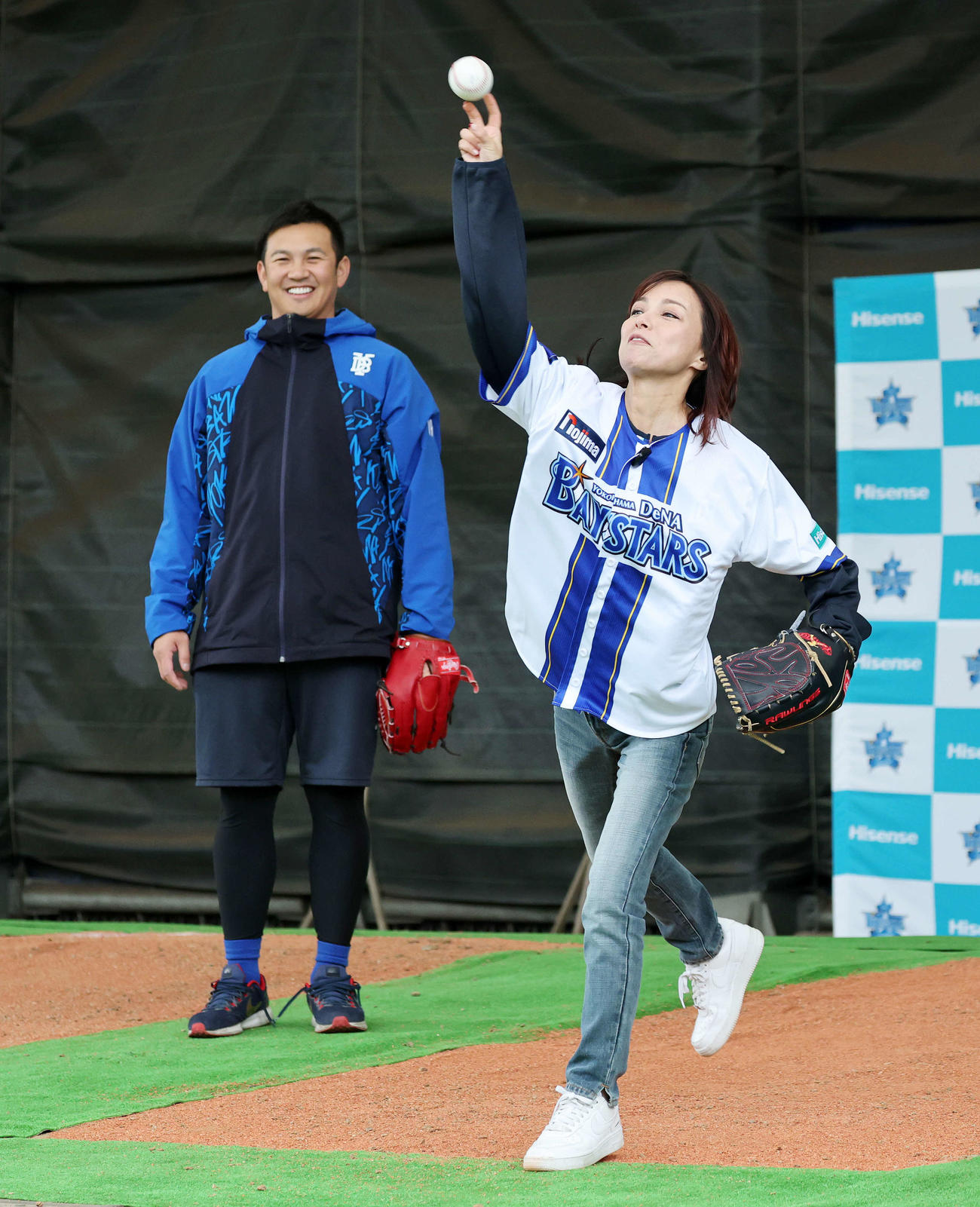 DeNA山崎（左）の指導で投球練習する相川七瀬（撮影・鈴木正人）