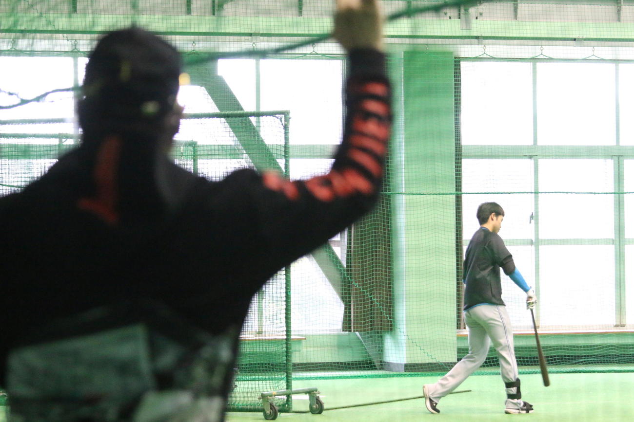 日本ハム2軍の沖縄・国頭キャンプでドラフト1位柴田の打撃練習を見守る新庄監督＝2025年2月4日