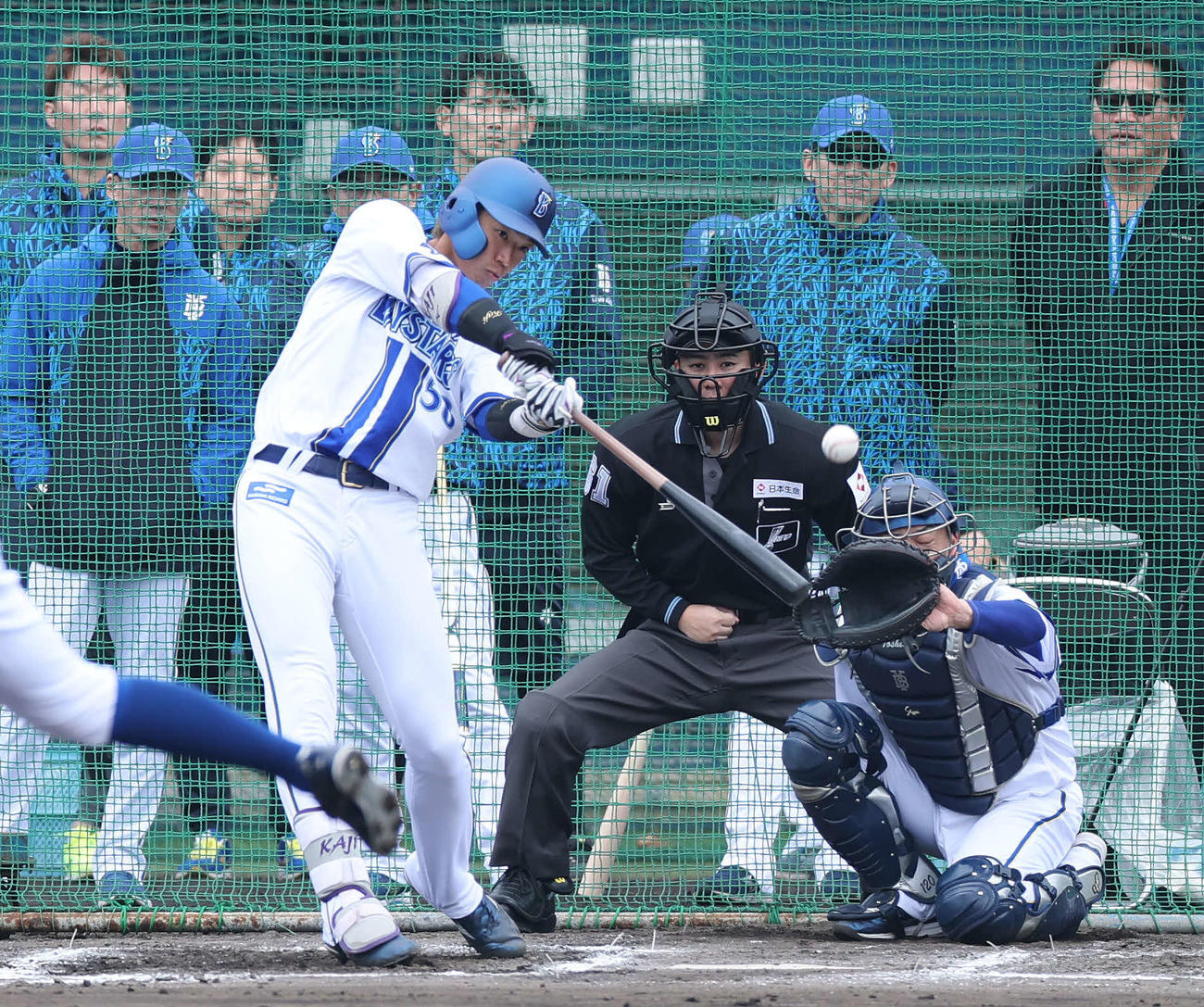 ライブバッティングで安打を放つDeNA梶原（撮影・鈴木正人）