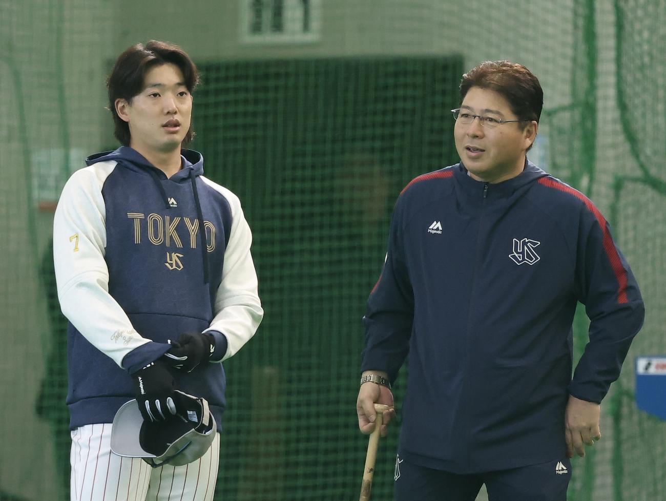 言葉を交わすヤクルト長岡（左）と真中氏（撮影・河田真司）