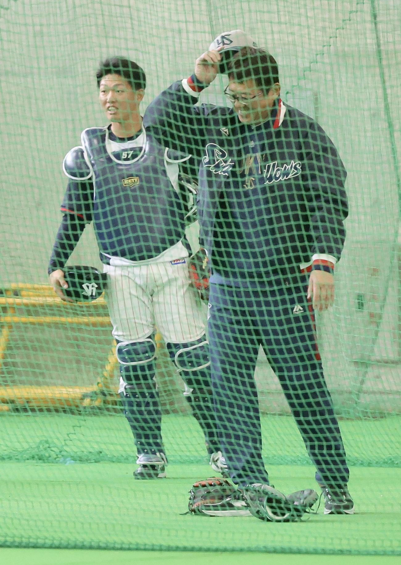 室内練習場で捕手陣に指導する古田氏（手前）（撮影・河田真司）